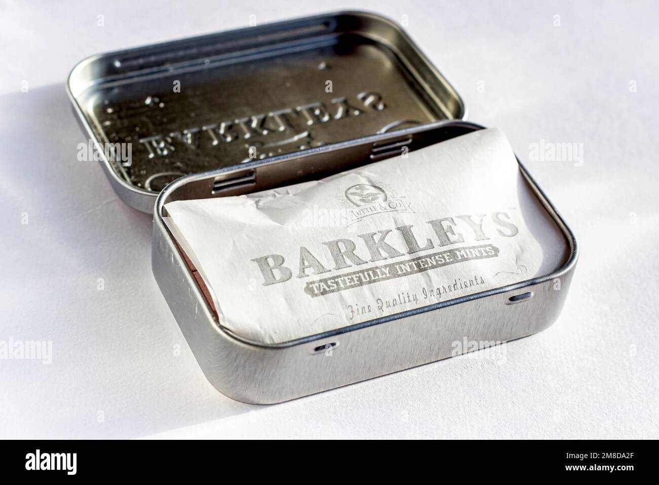 DUSHANBE, TAGIKISTAN - 26 AGOSTO 2022: Barkleys con gusto zecche intense con scatola di metallo aromatizzato alla cannella su sfondo bianco. Foto Stock
