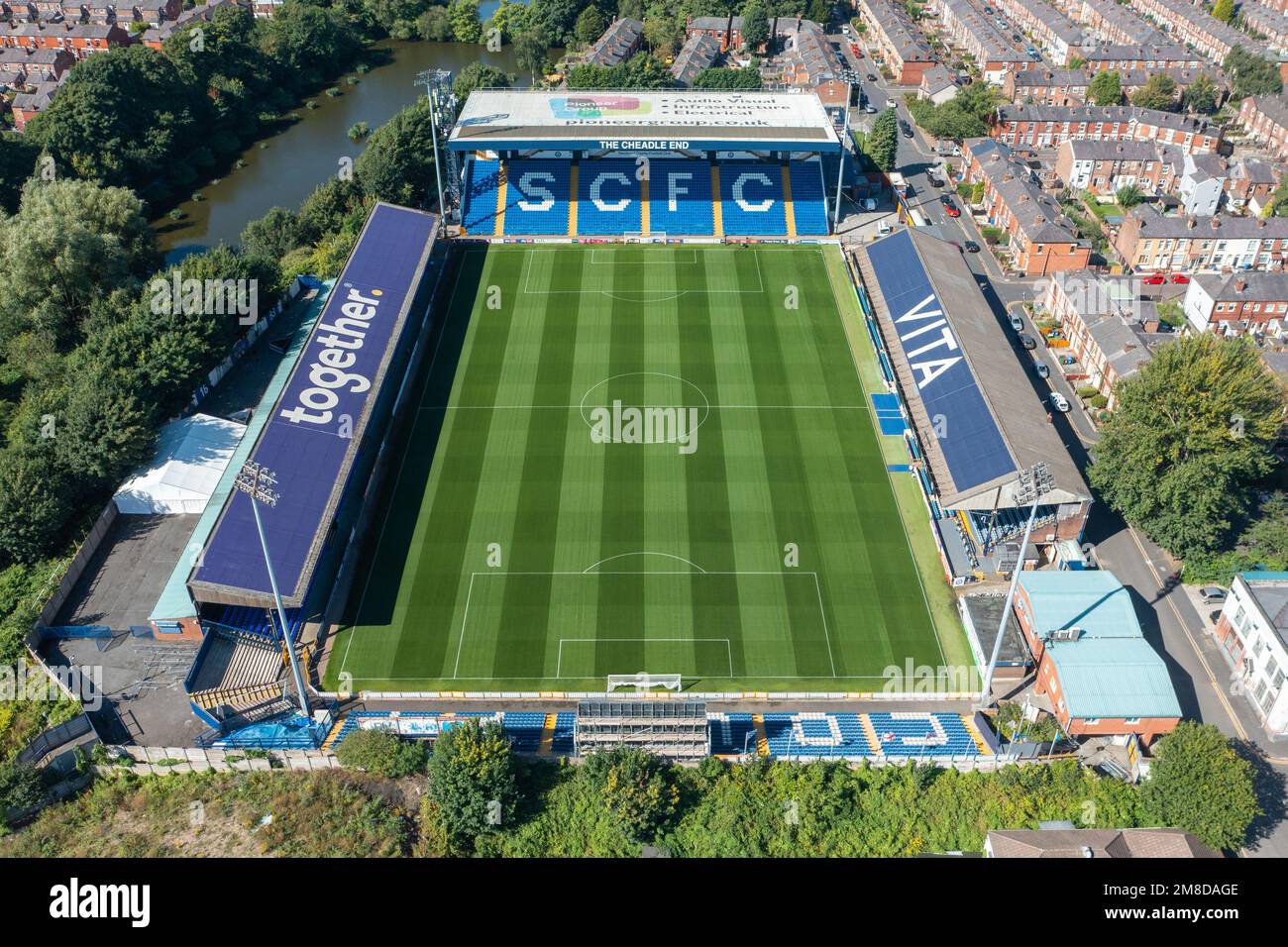 Stockport, Greater Manchester, Regno Unito. 08.12.2022 Stockport County, campo da calcio di Edgeley Park. Immagine aerea. 12th agosto 2022. Foto Stock