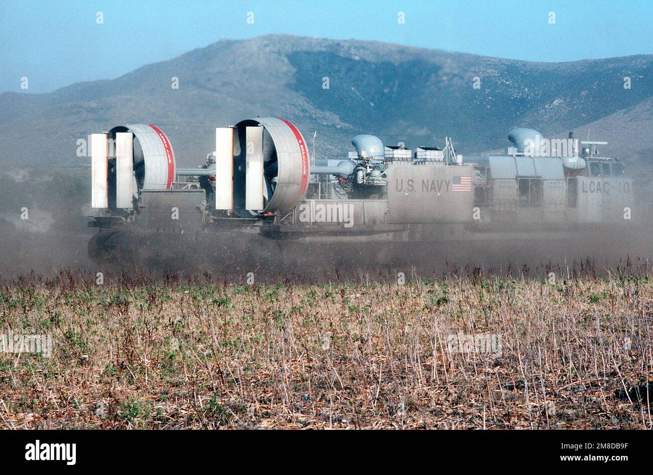 Il velivolo a cuscino d'aria LCAC11 dell'unità 4 (ACU-4) viene a terra durante un esercizio anfibio nell'area mediterranea. Paese: Sconosciuto Foto Stock