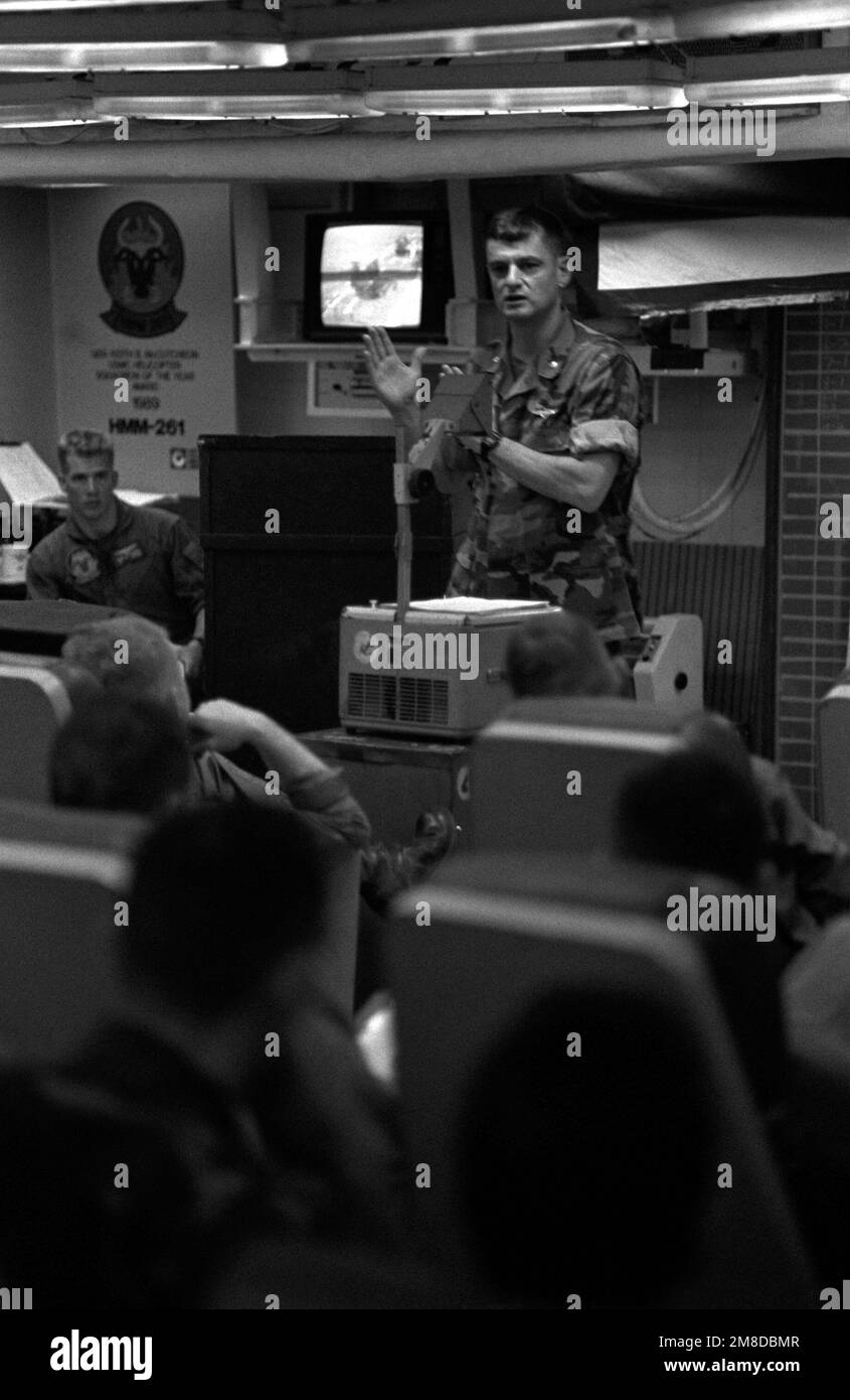 L'ufficiale comandante di Marine Medium Helicopter Squadron 261 (HMM-261) consegna un briefing pre-operazione ai suoi ufficiali nella stanza pronta dello squadrone a bordo della nave d'assalto anfibio USS SAIPAN (LHA 2). Il SAIPAN è sulla stazione al largo della costa della Liberia per l'operazione Sharp Edge. Soggetto operativo/Serie: SHARP EDGE Paese: Oceano Atlantico (AOC) Foto Stock