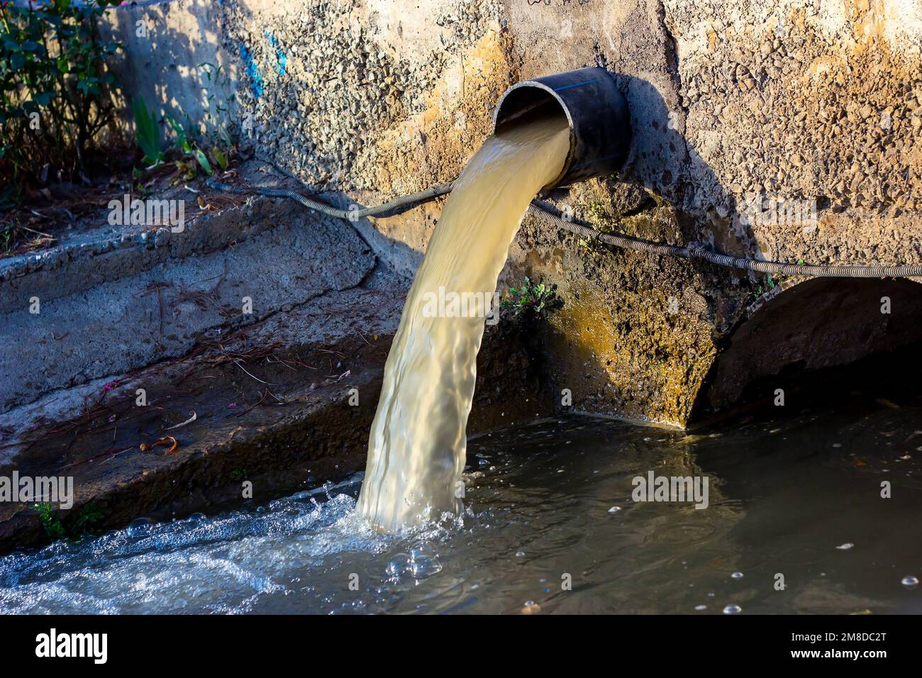 Il tubo di scarico di acque reflue scarica l'acqua sporca contaminata nel  fiume. Concetto di inquinamento idrico, contaminazione ambientale Foto  stock - Alamy