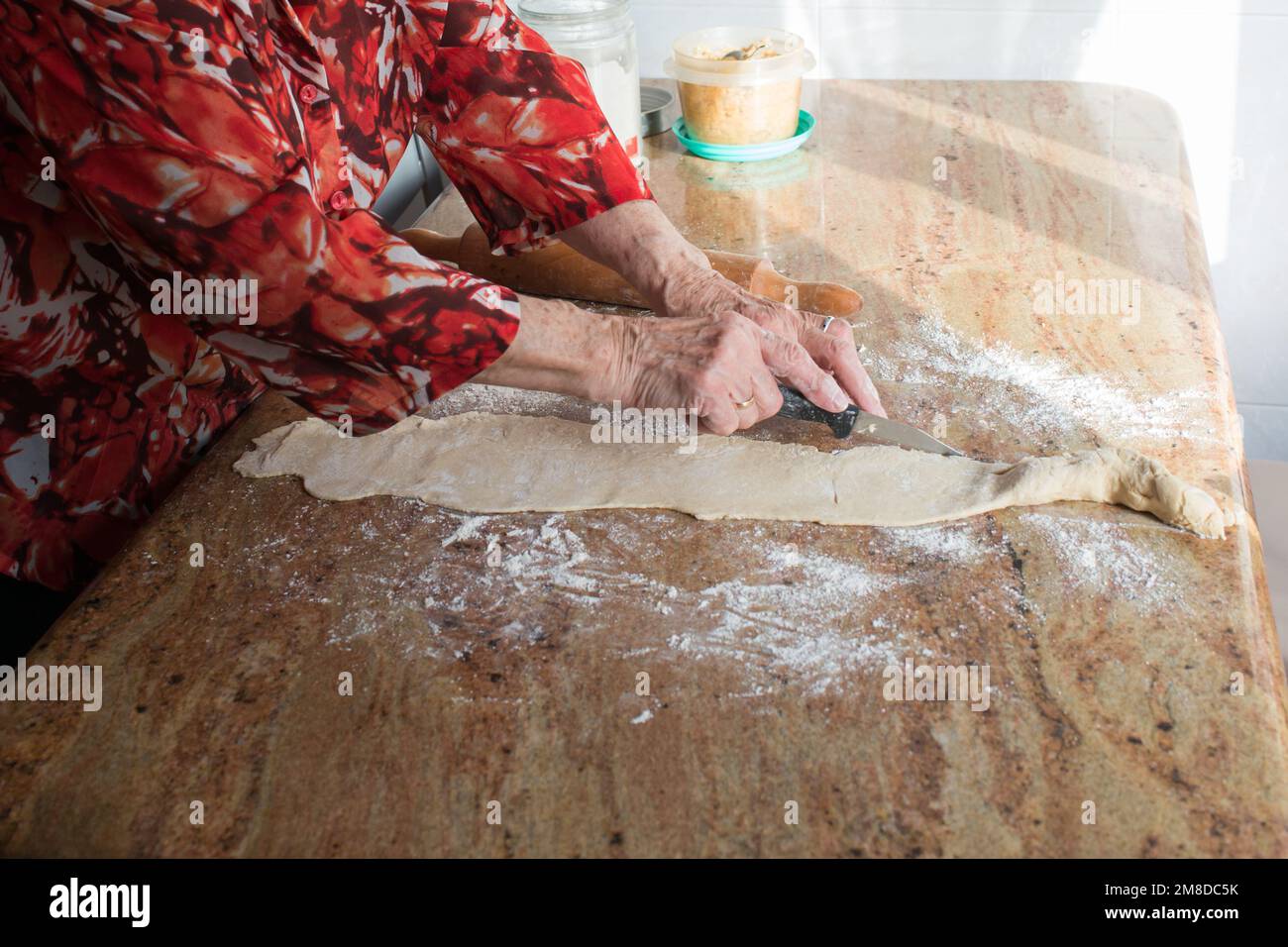 Tipico dessert di Natale asturiano. Donna irriconoscibile che prepara il taglio di pasta di casadielles. Gastronomia tradizionale. Interno Foto Stock