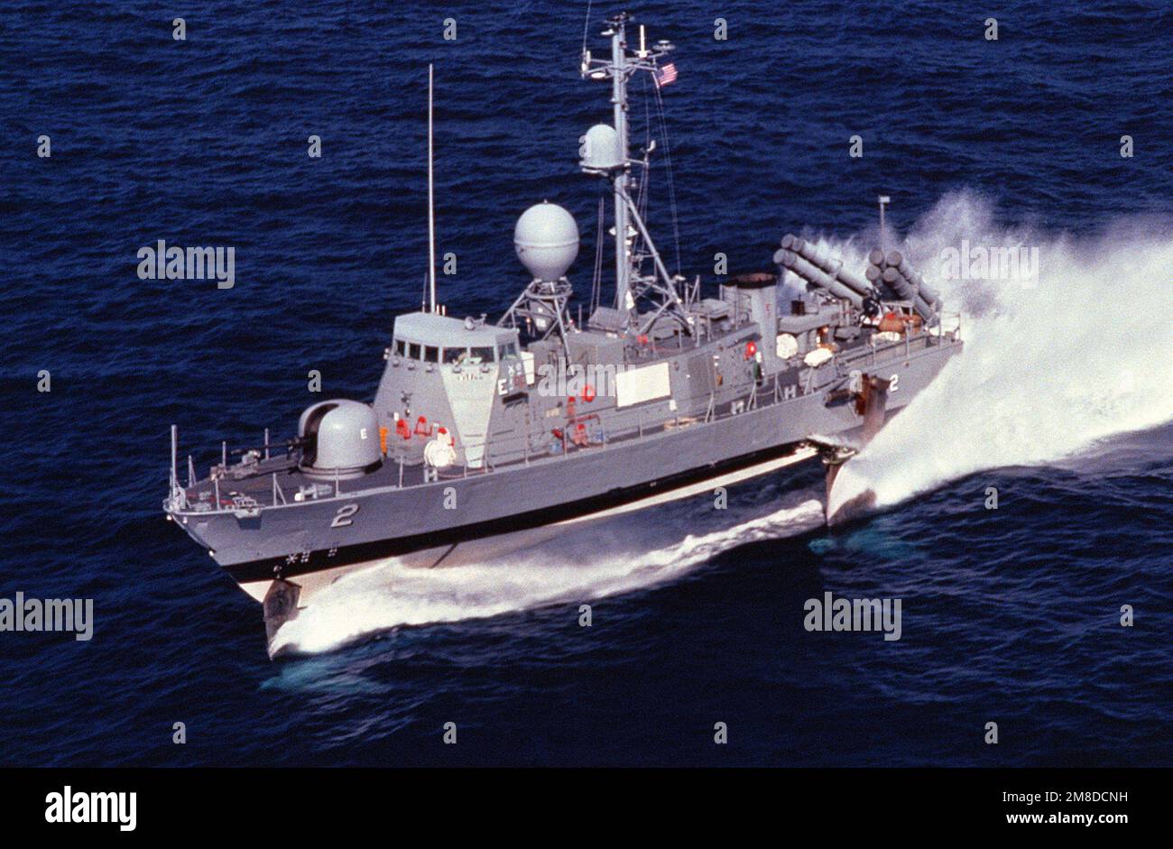 Una vista di prua del porto della nave missilistica combattente USS  HERCULES (PHM-2) di pattuglia di aliscafi in corso. Gli aliscafi della  Marina vengono regolarmente utilizzati nelle missioni di interdizione della  droga