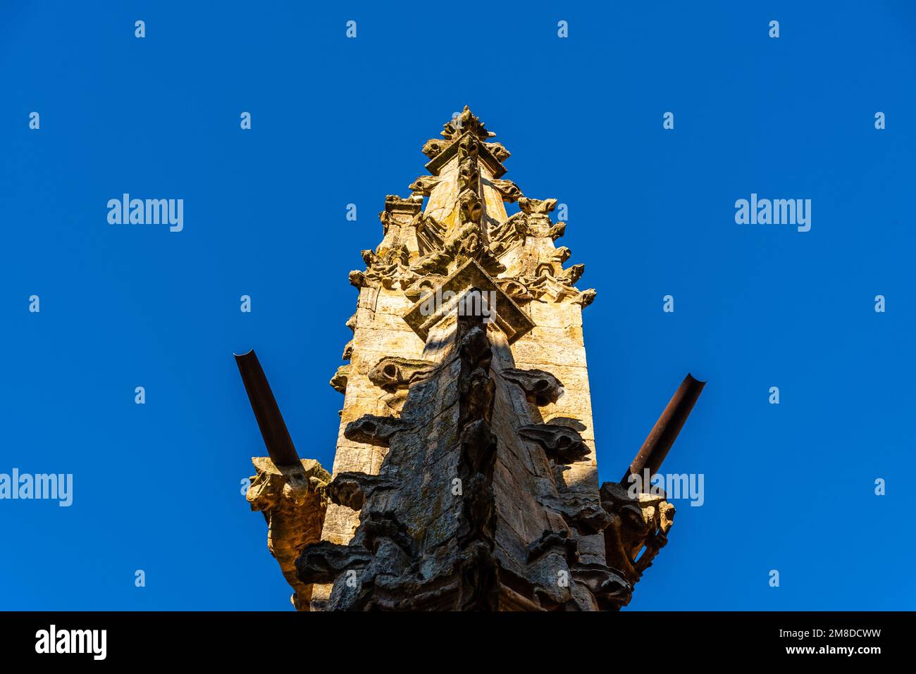 Vista ravvicinata del pinnacolo gotico nella cattedrale di Salamanca contro il cielo blu. Castilla y Leon, Spagna Foto Stock