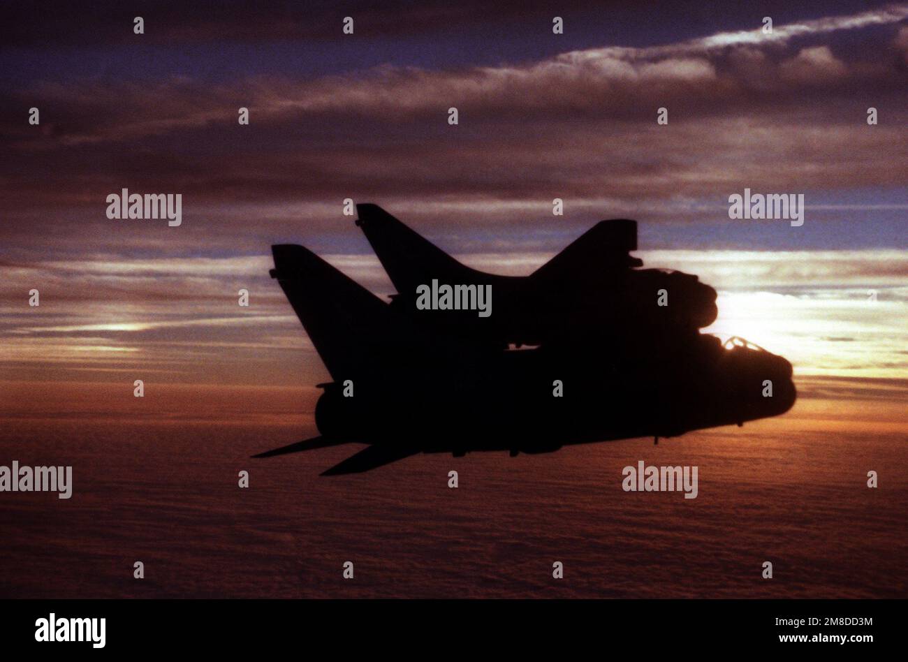 Due attacchi Squadron 72 (VA-72) A-7E Corsair II aerei sono sagomatici contro il tramonto durante una missione al largo della costa della Florida. Paese: Sconosciuto Foto Stock