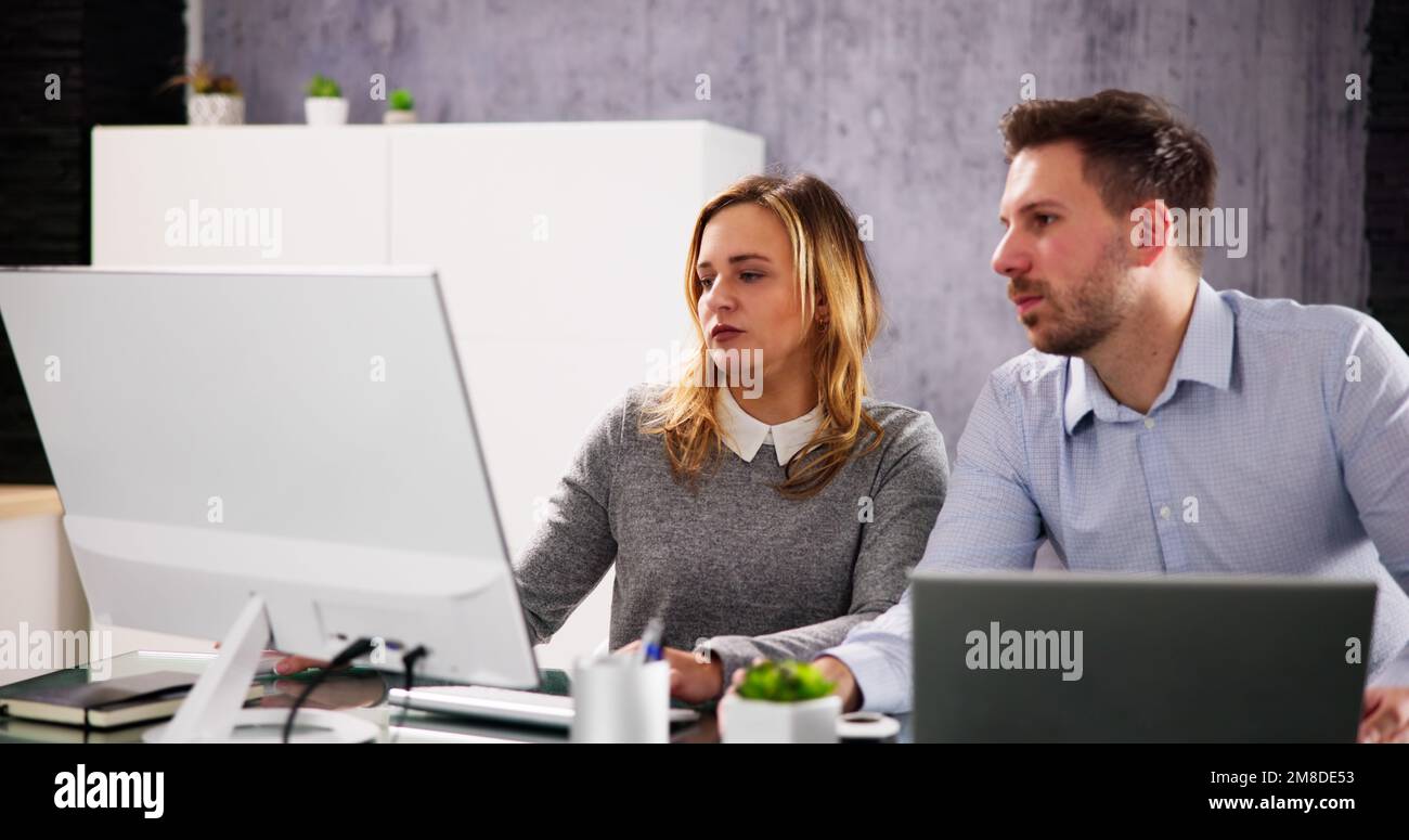 Business People Training su computer. Giovane donna in carica Foto Stock