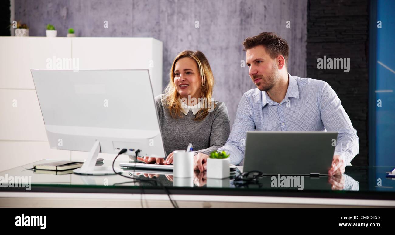 Business People Training su computer. Giovane donna in carica Foto Stock