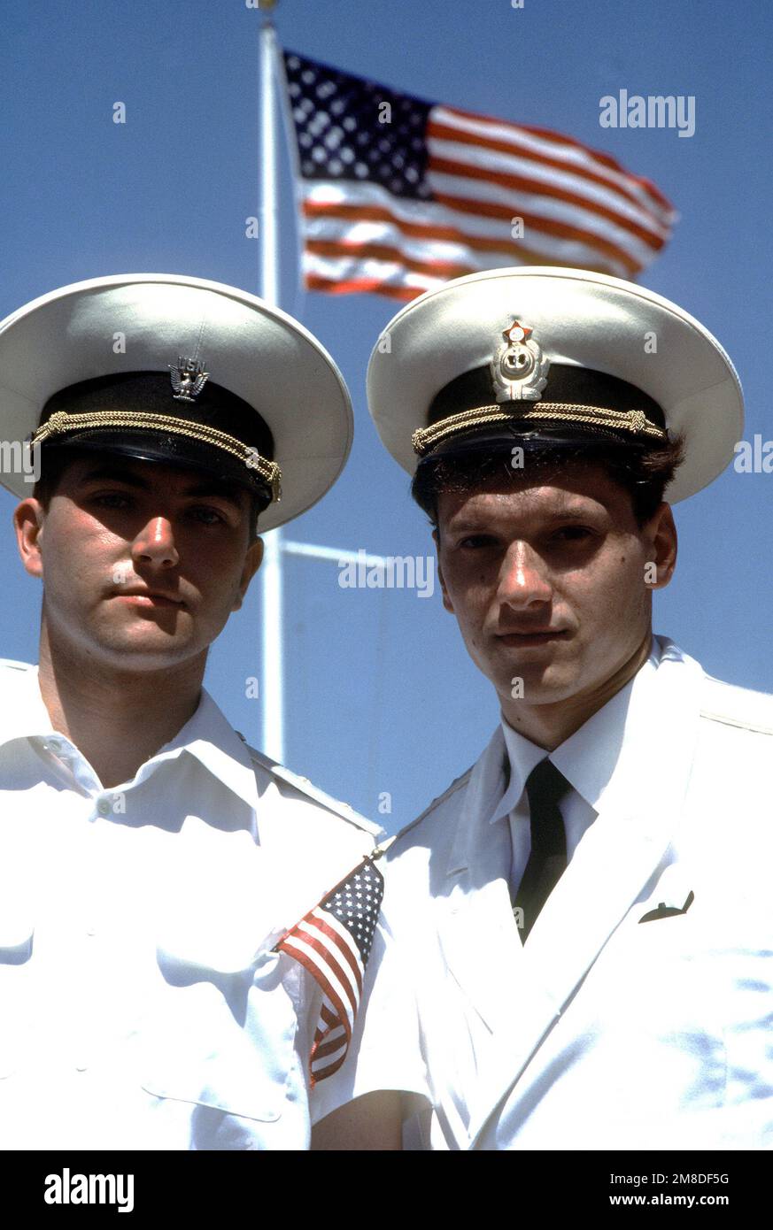 Gli ufficiali della marina militare sovietica posano per una fotografia sotto la bandiera americana durante una visita di quattro giorni alla stazione navale di San Diego. Base: San Diego Stato: California (CA) Paese: Stati Uniti d'America (USA) Foto Stock