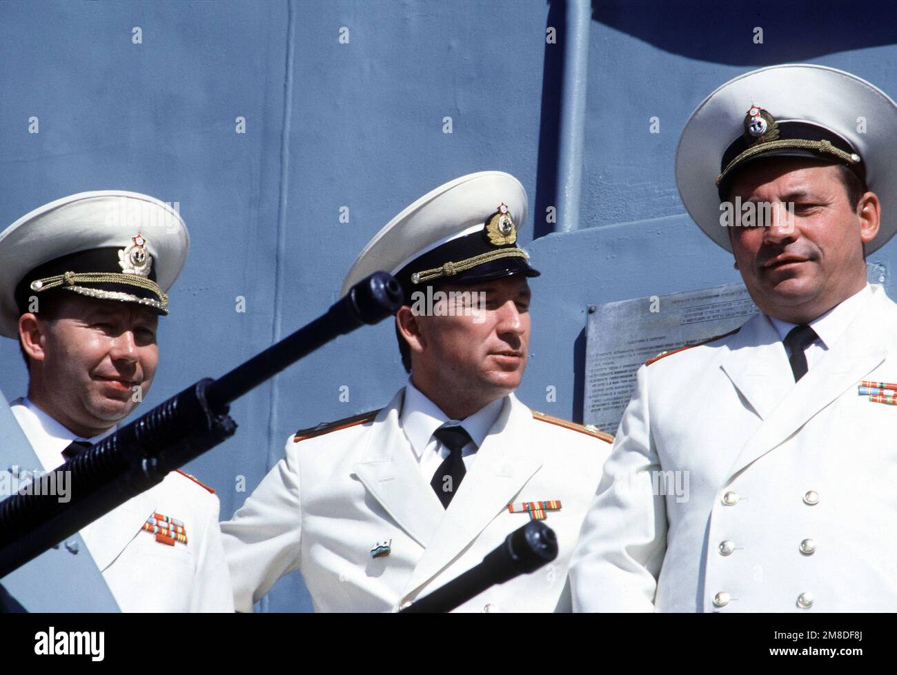 Gli ufficiali della Naval sovietica si fermano mentre la loro nave attracca alla Naval Station di San Diego. Il cacciatorpediniere di classe Udaloy AMMIRAL VINOGRADOV, il cacciatorpediniere di classe Sovremenny BOYEVOY e la nave cisterna di supporto di classe Kaliningradneft ARGUN sono alla stazione per una visita di quattro giorni, buona volontà. Base: San Diego Stato: California (CA) Paese: Stati Uniti d'America (USA) Foto Stock