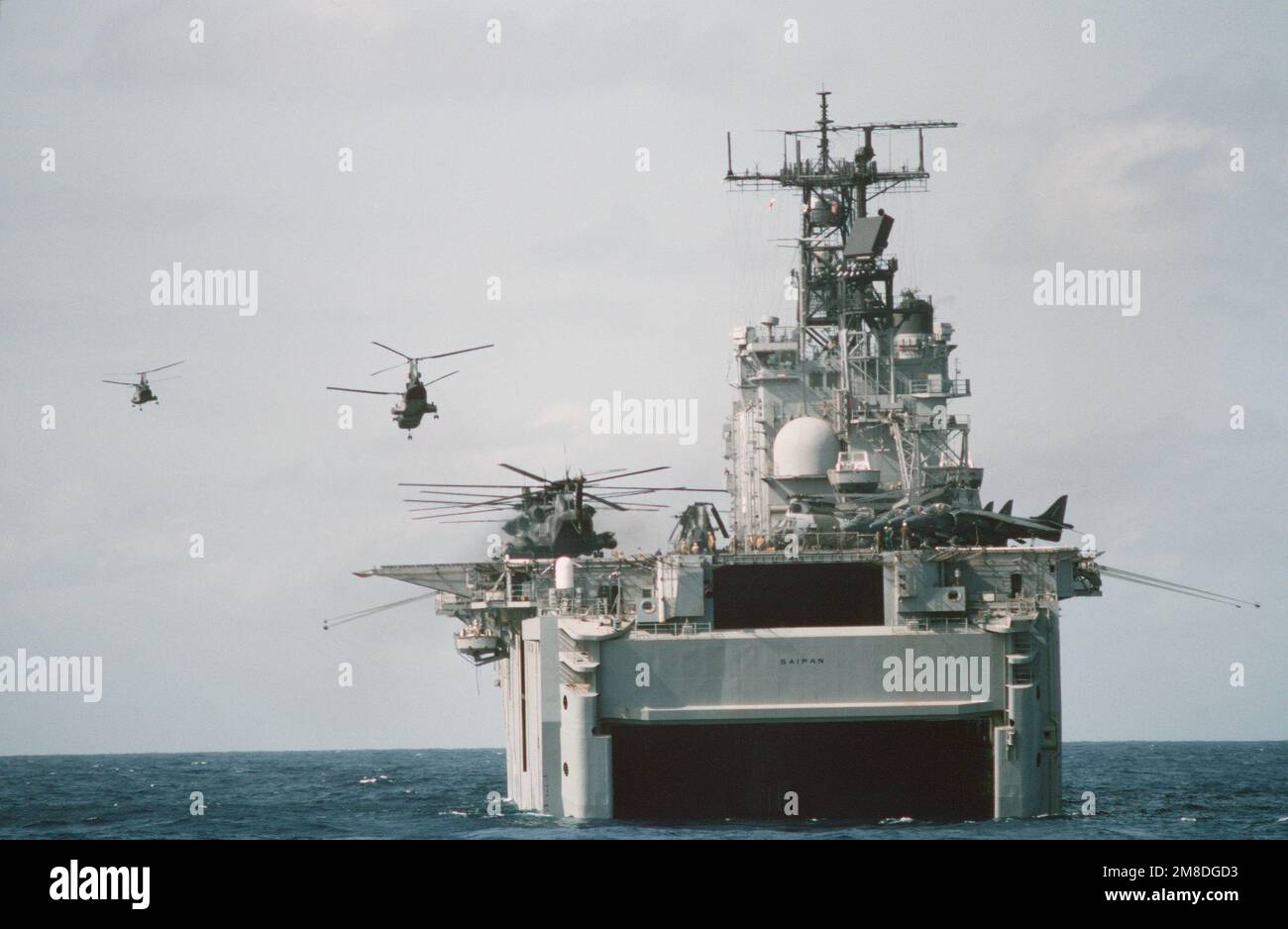 Due elicotteri a Cavaliere di Mare CH-46E di Marine Medium Helicopter Squadron 261 (HMM-261) partono dalla nave d'assalto anfibia USS SAIPAN (LHA 2) durante l'operazione Sharp Edge. I marines della 22nd Marine Expeditionary Unit (22nd MEU) vengono inviati negli Stati Uniti Ambasciata a Monrovia, Liberia, per aumentare la sicurezza e evacuare gli Stati Uniti e i cittadini stranieri dai combattimenti tra governo e forze ribelli. Soggetto operativo/Serie: SHARP EDGE Paese: Oceano Atlantico (AOC) Foto Stock