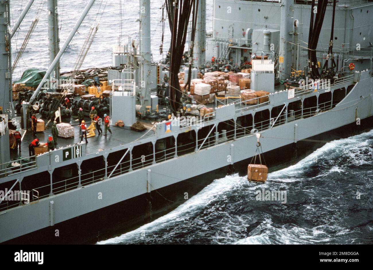 Le forniture sono in scena sul ponte della flotta oliatore USNS NEOSHO (T-AO 143) prima di essere passati su un carro di alta linea di filo alla nave d'assalto anfibio USS SAIPAN (LHA 2) come un rifornimento in corso è condotta al largo della costa della Liberia durante l'operazione Sharp Edge. Marines imbarcati a bordo del SAIPAN sono stati inviati negli Stati Uniti Ambasciata a Monrovia, Liberia, per aumentare la sicurezza e evacuare gli Stati Uniti e i cittadini stranieri dai combattimenti tra governo e forze ribelli. Soggetto operativo/Serie: SHARP EDGE Paese: Oceano Atlantico (AOC) Foto Stock