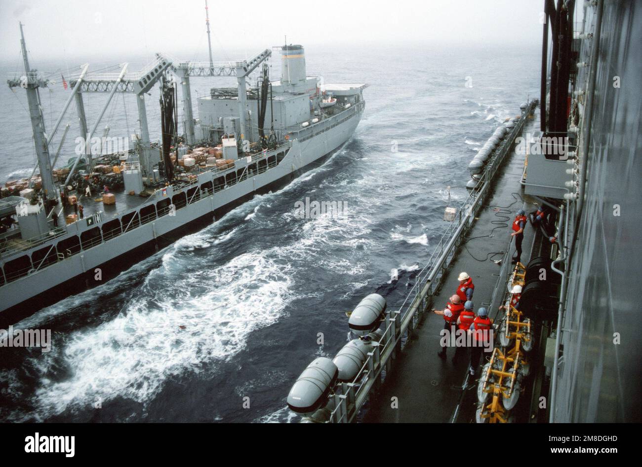 Un pallet di forniture è passato su un impianto di alta linea di filo tra l'oliatore della flotta USNS NEOSHO (T-AO 143) e la nave d'assalto anfibio USS SAIPAN (LHA 2) mentre un rifornimento in corso è condotto al largo della costa della Liberia durante l'operazione Sharp Edge. Marines imbarcati a bordo del SAIPAN sono stati inviati negli Stati Uniti Ambasciata a Monrovia, Liberia, per aumentare la sicurezza e evacuare gli Stati Uniti e i cittadini stranieri dai combattimenti tra governo e forze ribelli. Soggetto operativo/Serie: SHARP EDGE Paese: Oceano Atlantico (AOC) Foto Stock