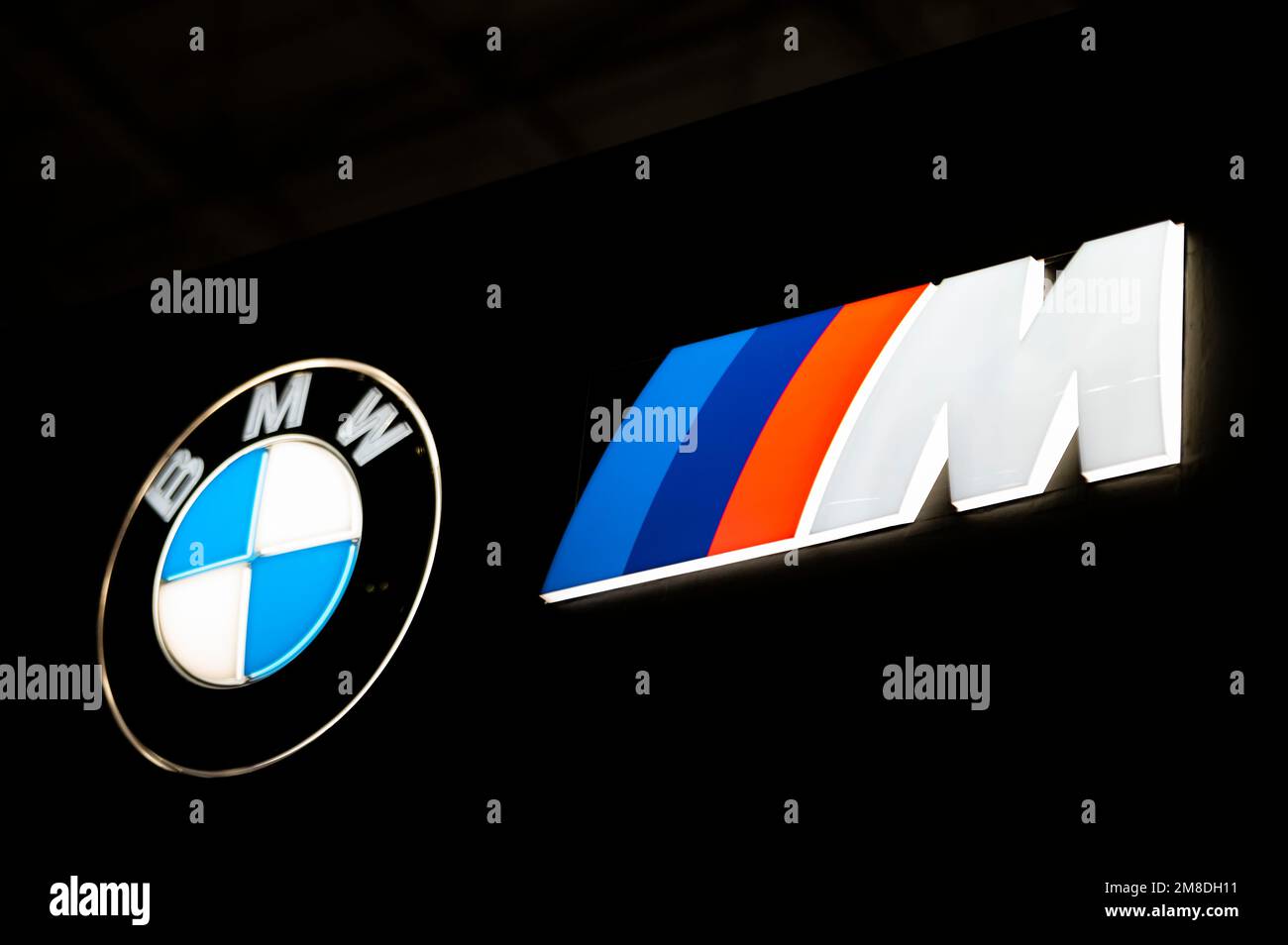 Chiba, Prefettura di Chiba, Giappone. 13th Jan, 2023. BMW è una multinazionale tedesca che produce veicoli e motocicli di lusso, l'azienda ha anche una divisione prestazioni chiamato BMW M. entrambe le aziende sono note per la produzione di versioni ad alte prestazioni dei loro veicoli, con motori potenti, sistemi di sospensione avanzati, e stile distintivo. Entrambe le aziende hanno una lunga storia di successo nel motorsport e sono considerate tra i più rispettati nel settore.Tokyo Auto Salon (Æ±äº¬ã‚ªãƒ¼ãƒˆã‚µãƒ-ãƒ³) è considerato uno dei più prestigiosi aftermarket car show nel Foto Stock