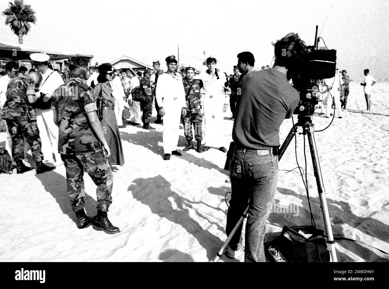 Un equipaggio di una stazione televisiva locale conduce un'intervista di un traduttore marino e di due marinai sovietici. I sovietici assistono a un barbecue e a un rodeo ospitati dai Marines durante una visita di cinque giorni nell'area di San Diego da parte di tre navi della flotta del Pacifico sovietico. Base: Marine Corps base Camp Pendleton Stato: California (CA) Paese: Stati Uniti d'America (USA) Foto Stock
