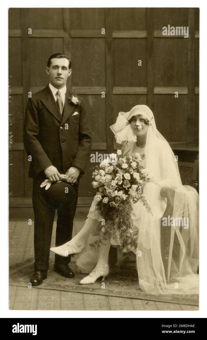 Incredibile originale anni '20, flapper era, foto ritratto matrimonio, bella sposa indossando un lungo velo seduto accanto al bello sposo circa 1926, foto di Bradley & Blowers, The Studio, 11 Mersea Road, Colchester, U.K. Foto Stock