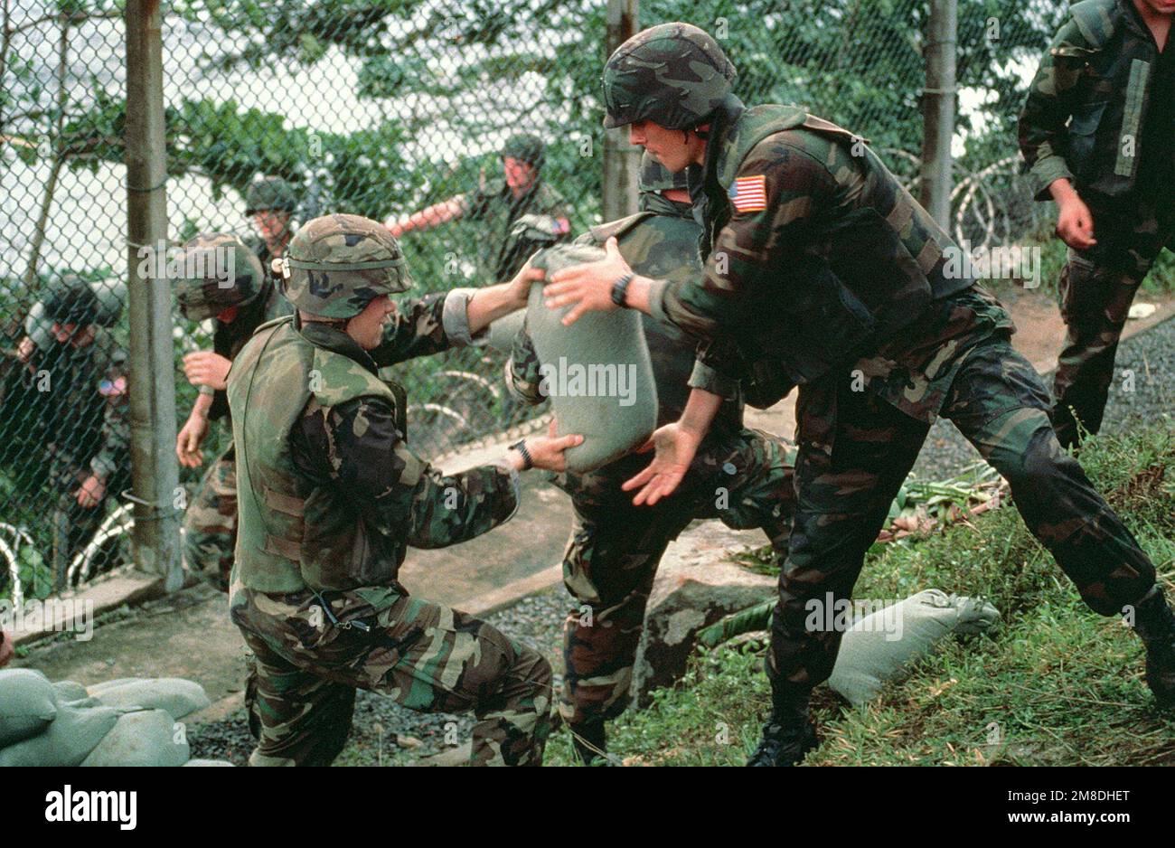 STATI UNITI Marines costruisce un rifugio per sacchi di sabbia presso l'Ambasciata americana durante l'operazione Sharp Edge. I marines sono all'ambasciata per aiutare nell'evacuazione del personale durante i disordini politici in corso in Liberia. Subject Operation/Series: SHARP EDGE base: Monrovia Nazione: Liberia (LBR) Foto Stock