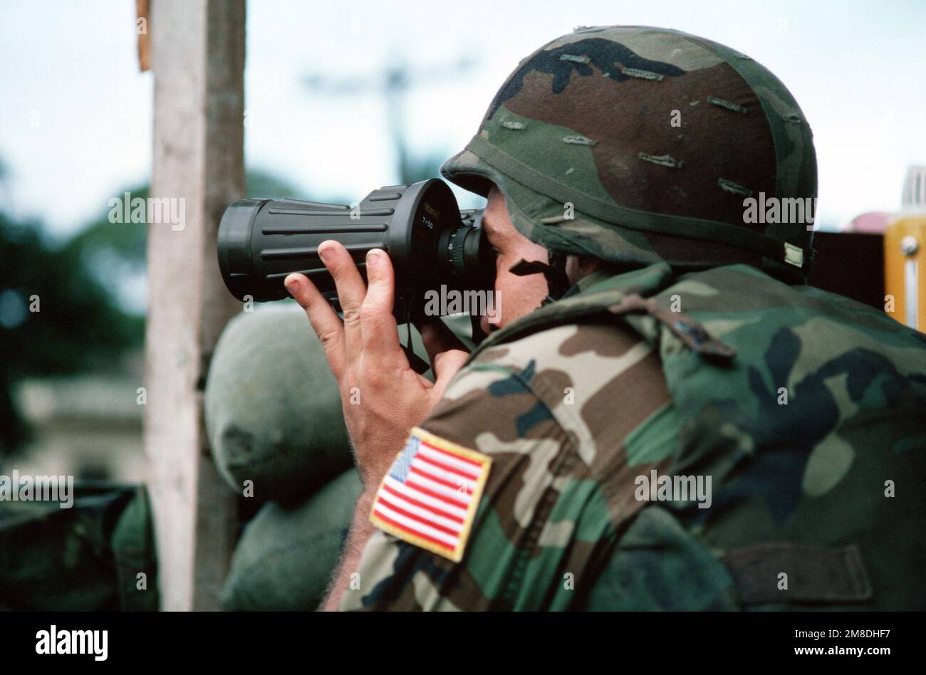 NEGLI STATI UNITI Marine utilizza binocoli per esaminare l'area circostante l'Ambasciata americana durante l'operazione SHARP EDGE. I marines sono all'ambasciata per aiutare nell'evacuazione del personale durante i disordini politici in corso in Liberia. Subject Operation/Series: SHARP EDGE base: Monrovia Nazione: Liberia (LBR) Foto Stock
