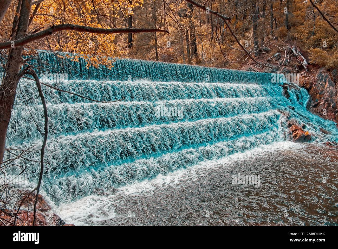 Questa è un'interessante foto temporizzata parziale di una cascata artificiale nel South Fork del fiume Tuolumne, a breve distanza a ovest del Tho Foto Stock