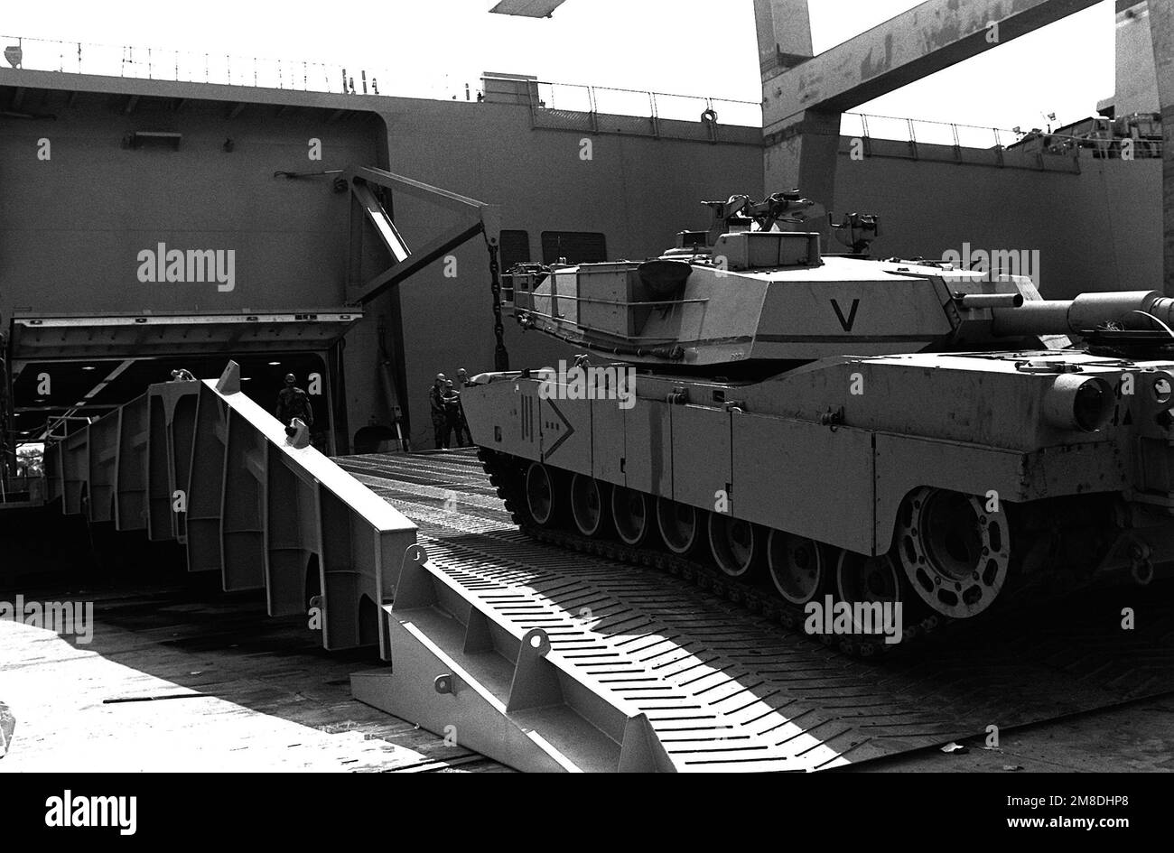 A bordo della nave da carico a risposta rapida USNS REGULUS (T-AKR-292) viene caricato un carro armato principale M-1 Abrams per il trasporto in Arabia Saudita a sostegno dell'operazione Desert Shield. Subject Operation/Series: DESERT SHIELD base: Savannah Stato: Georgia (GA) Paese: Stati Uniti d'America (USA) Foto Stock