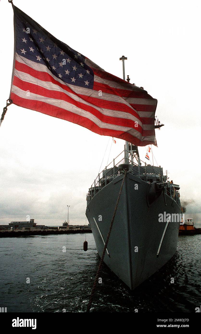 Un rimorchiatore allontana la USS AVENGER (CMC-1) dal molo mentre si preparano per caricare la nave di contromisura della miniera a bordo della nave pesante Super SERVER 3 olandese. Il SUPER SERVITORE 3 trasporterà ADORABILI e altri minatori nel Golfo Persico in risposta all'invasione del Kuwait da parte dell'Iraq. Soggetto operativo/Serie: DESERT SHIELD/STORM base: Naval Air Station, Norfolk Stato: Virginia (VA) Paese: Stati Uniti d'America (USA) Foto Stock
