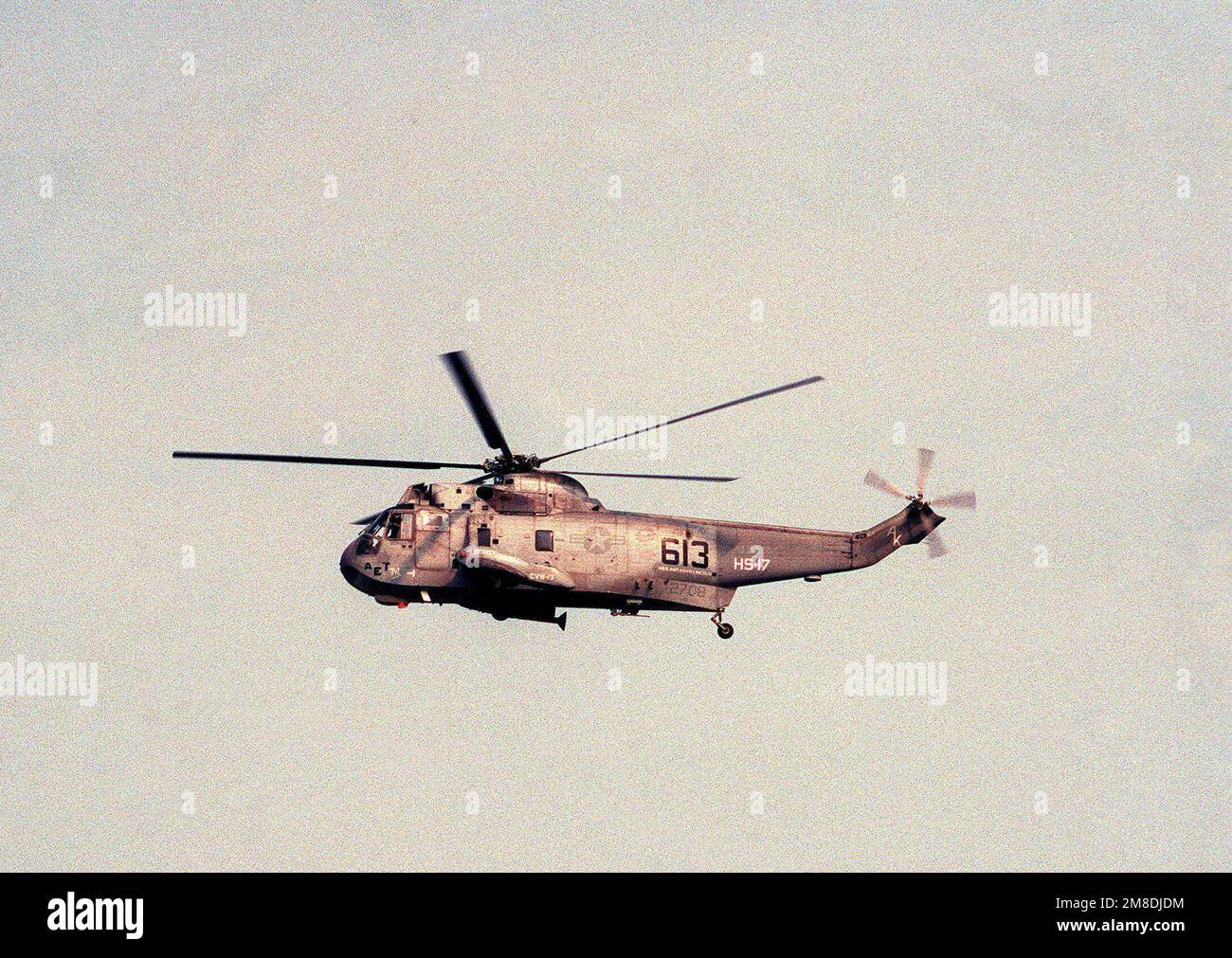 Un elicottero anti-sottomarino Squadron 17 (HS-17) SH-3H Sea King vola sopra la Chesapeake Bay. Paese: Sconosciuto Foto Stock