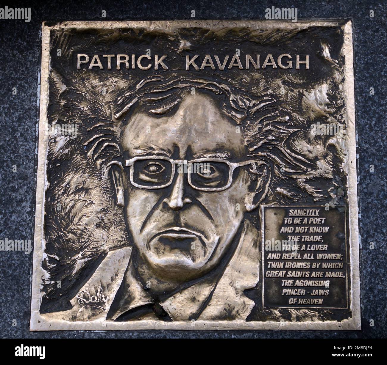Targa di bronzo marciapiede di Patrick Kavanagh Poet, Fleet St, Temple Bar, Dublino 2, D02 NX25, Eire, Irlanda Foto Stock