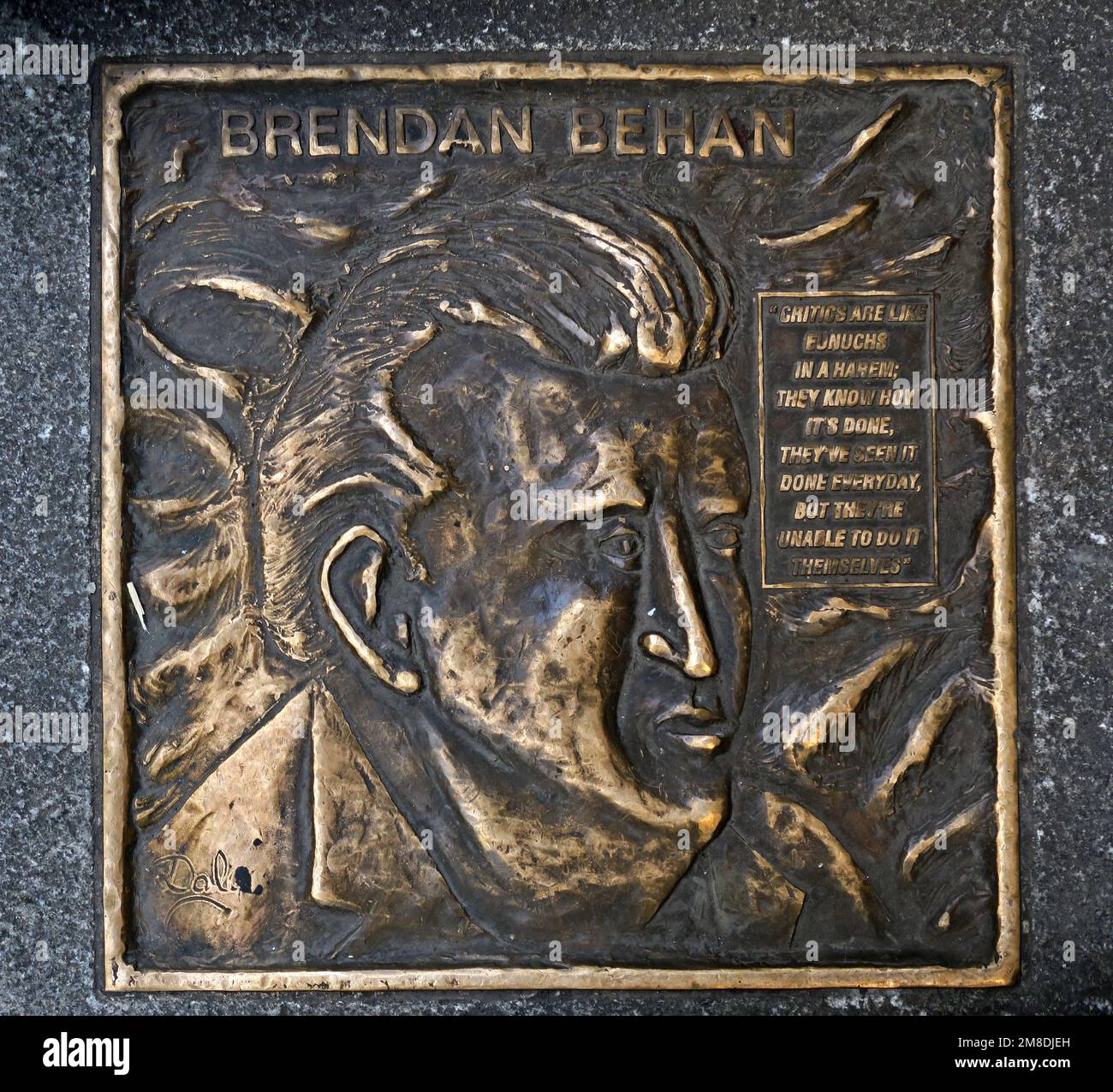 Placca da pavimento in bronzo Brendan Behan, Fleet St, Temple Bar, Dublino 2, D02 NX25, Eire, Irlanda Foto Stock