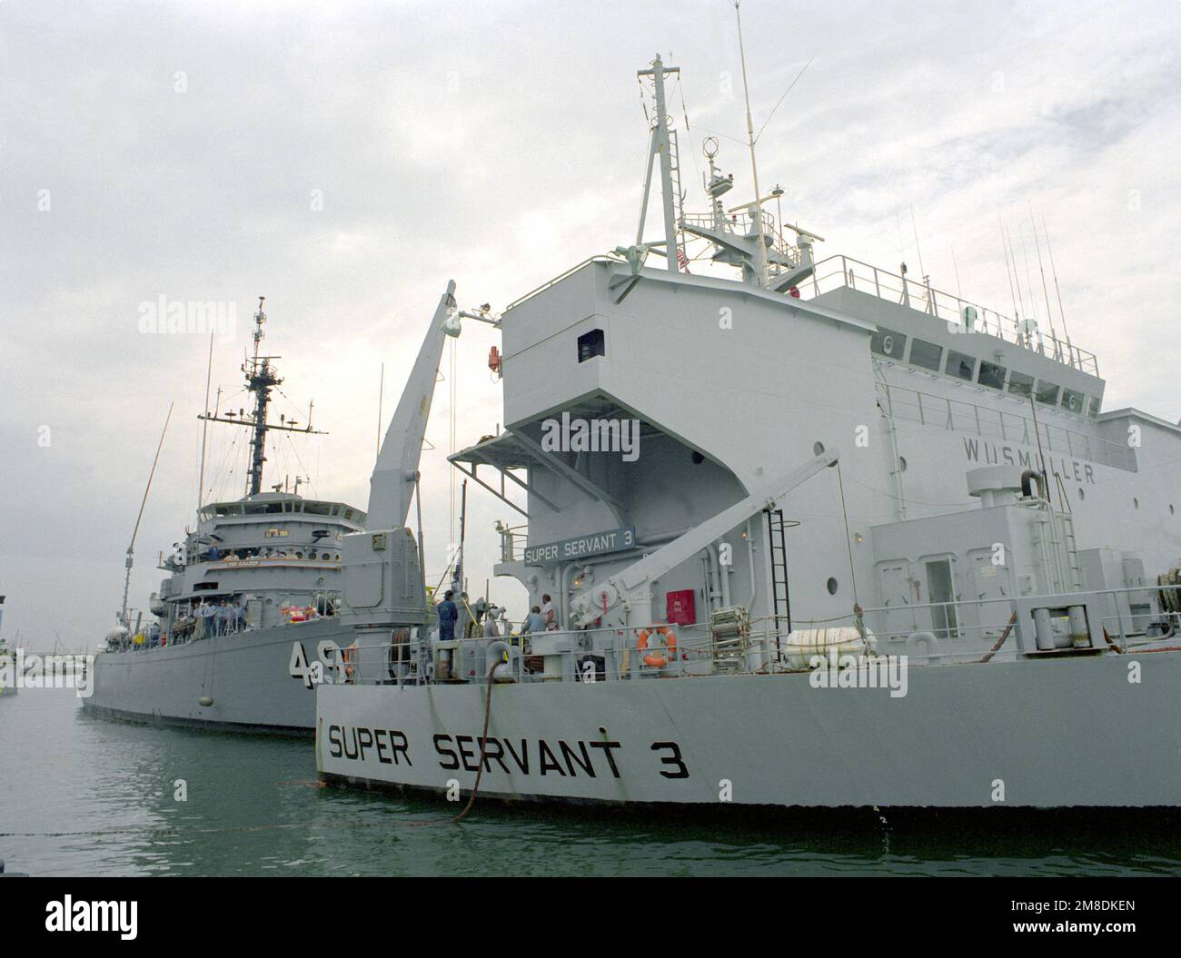 Il LEADER USS (MSO) è legato al ponte sommerso della nave pesante olandese SUPER SERVER 3. Il LEADER, altri due minatori oceanici e una nave di contromisure minerarie sono stati caricati a bordo del SUPER SERVITORE 3 per il trasporto verso il Golfo Persico, dove sosterranno le forze statunitensi inviate nella regione in reazione all'invasione del Kuwait da parte di irag. Base: Naval Air Station, Norfolk Stato: Virginia (VA) Paese: Stati Uniti d'America (USA) Foto Stock