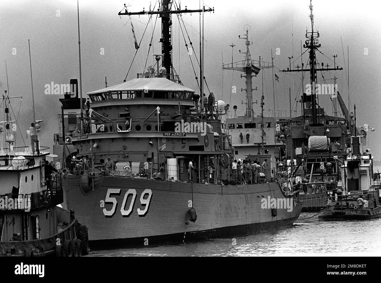 I rimorchiatori del porto posizionano la MAESTRIA USS DELL'oceano (MSO-509) e il LEADER USS dell'oceano (MSO-490) sul ponte sommerso della nave pesante da sollevamento olandese SUPER SERVER 3. La nave trasporterà i minatori del Golfo Persico in risposta all'invasione del Kuwait da parte dell'Iraq. Soggetto operativo/Serie: DESERT SHIELD DESERT STORM base: Naval Air Station, Norfolk Stato: Virginia (VA) Paese: Stati Uniti d'America (USA) Foto Stock