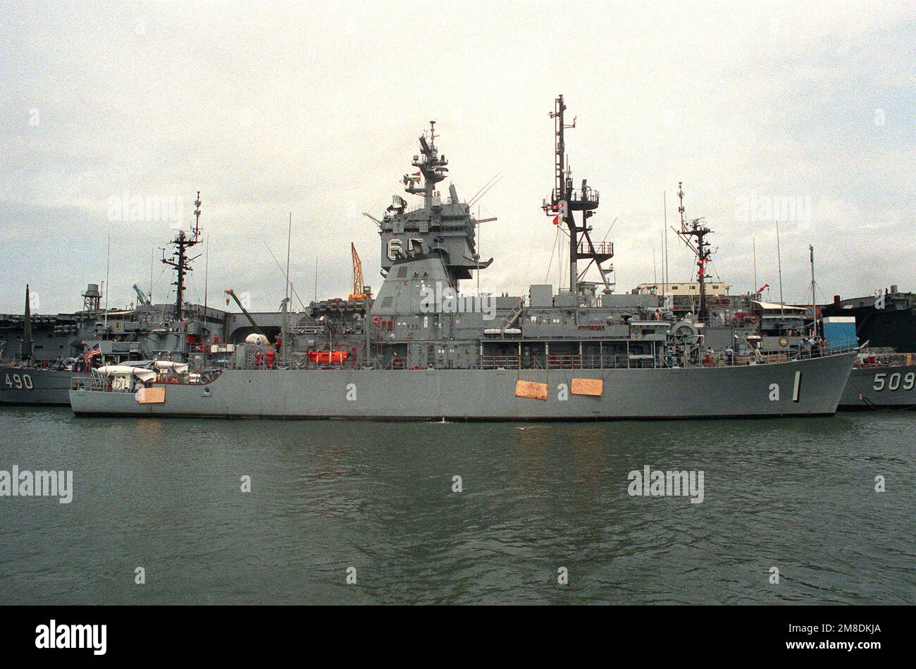 La nave di contromisure della miniera USS AVENGER (MCM-1) è spostata in posizione accanto al minesweeper dell'oceano USS ADROIT (MSO-509). Il AVENGER, l'ABILITÀ e altri due minatori oceanici sono stati caricati a bordo della nave pesante da sollevamento olandese SUPER SERVO 3 per il trasporto al Golfo Persico, dove le forze degli Stati Uniti stanno operando in risposta all'invasione dell'Iraq del Kuwait. La portaerei a energia nucleare USS ENTERPRISE (CVN-65) è in secondo piano. Base: Naval Air Station, Norfolk Stato: Virginia (VA) Paese: Stati Uniti d'America (USA) Foto Stock