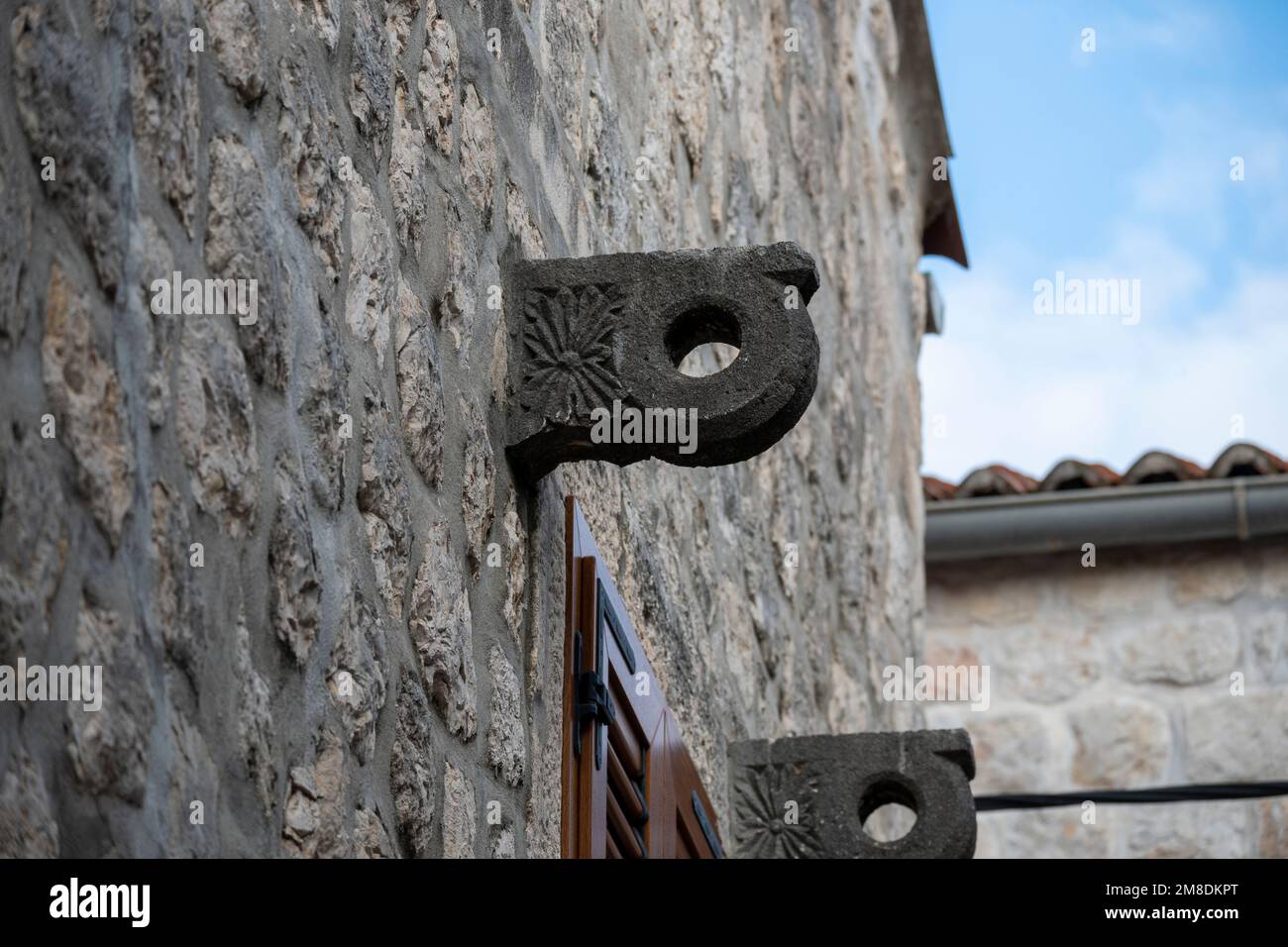 Dettagli in pietra della puleggia fissata sulla facciata di vecchia, casa in pietra in Dalmazia, utilizzato per tirare mobili e oggetti più pesanti all'interno Foto Stock