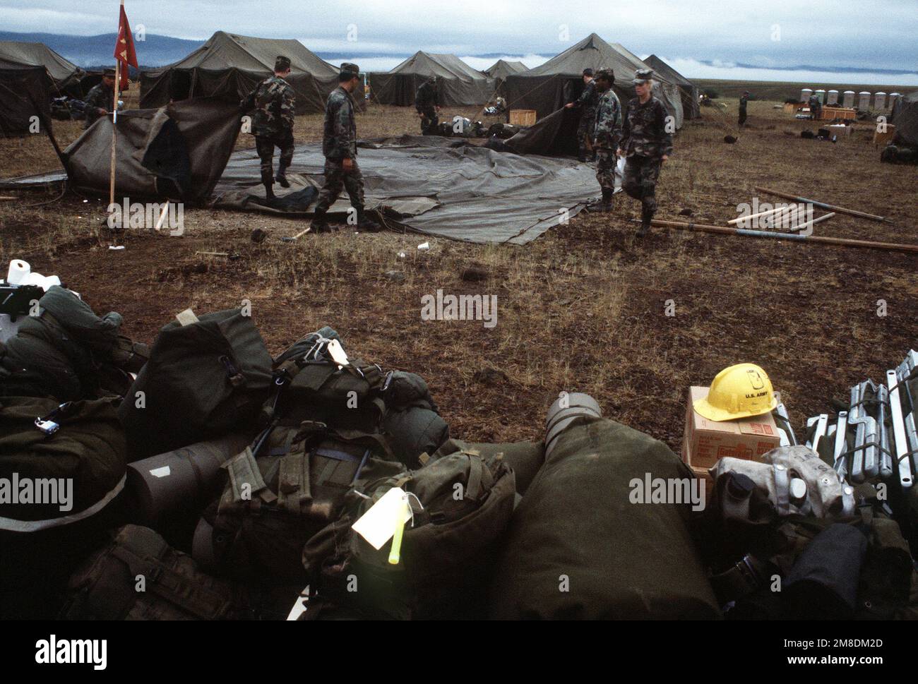 Soldiers of Battery C, 3rd battaglione, 11th Field Artillery, 9th Infantry Division, ripiegano una tenda mentre si preparano a lasciare Ox Bow Ranch, dove sono rimasti mentre aiutavano a combattere gli incendi boschivi nella zona. Base: Contea di Grant Stato: Oregon (OR) Paese: Stati Uniti d'America (USA) Foto Stock