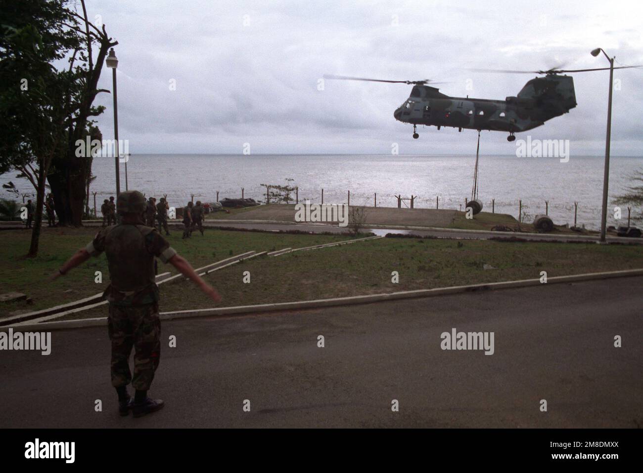 Un Marine guida un elicottero marino medio Squadron 162 (HMM-162) CH-46E Sea Knight elicottero come abbassa una camera d'aria carburante in una zona di atterraggio negli Stati Uniti Ambasciata durante l'operazione Sharp Edge. Un gruppo anfibio pronto in stazione al largo della costa liberiana sta fornendo sostegno all'ambasciata e assistendo all'evacuazione dei civili catturati nella guerra civile della Liberia. Subject Operation/Series: SHARP EDGE base: Monrovia Nazione: Liberia (LBR) Foto Stock