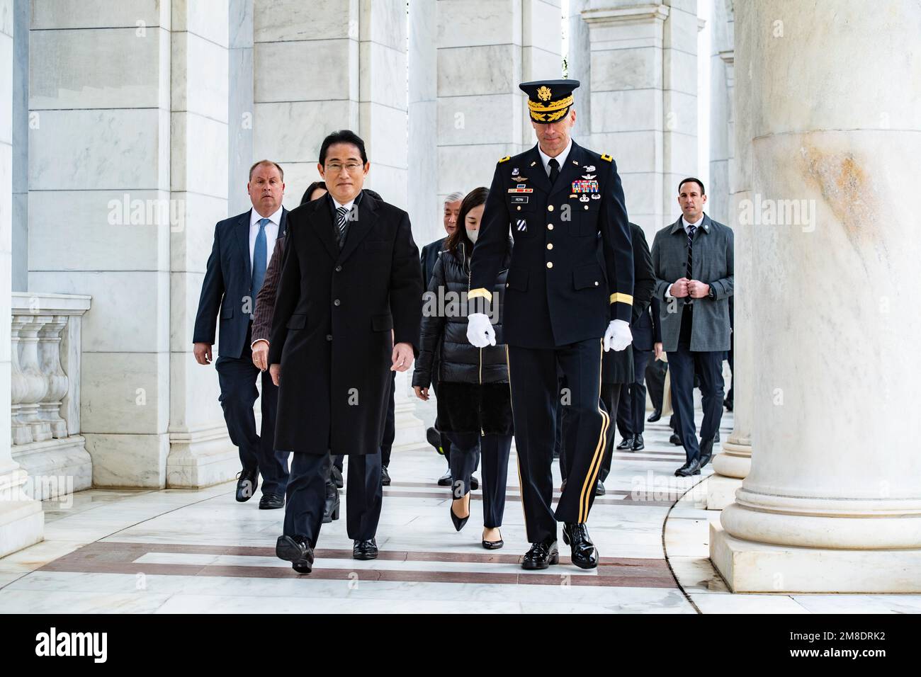 Arlington, Stati Uniti. 13th Jan, 2023. Arlington, Stati Uniti. 13 gennaio 2023. Il primo ministro giapponese Fumio Kishida, di sinistra, è scortato dal maggiore dell'esercito degli Stati Uniti, Gen. Allan Pepin, sulla strada per una cerimonia di deposizione di Wreath-Forces Full Honors presso la Tomba del Milite Ignoto al cimitero nazionale di Arlington, 13 gennaio 2023 ad Arlington, Virginia, USA. Credit: Elizabeth Fraser/US Army/Alamy Live News Foto Stock