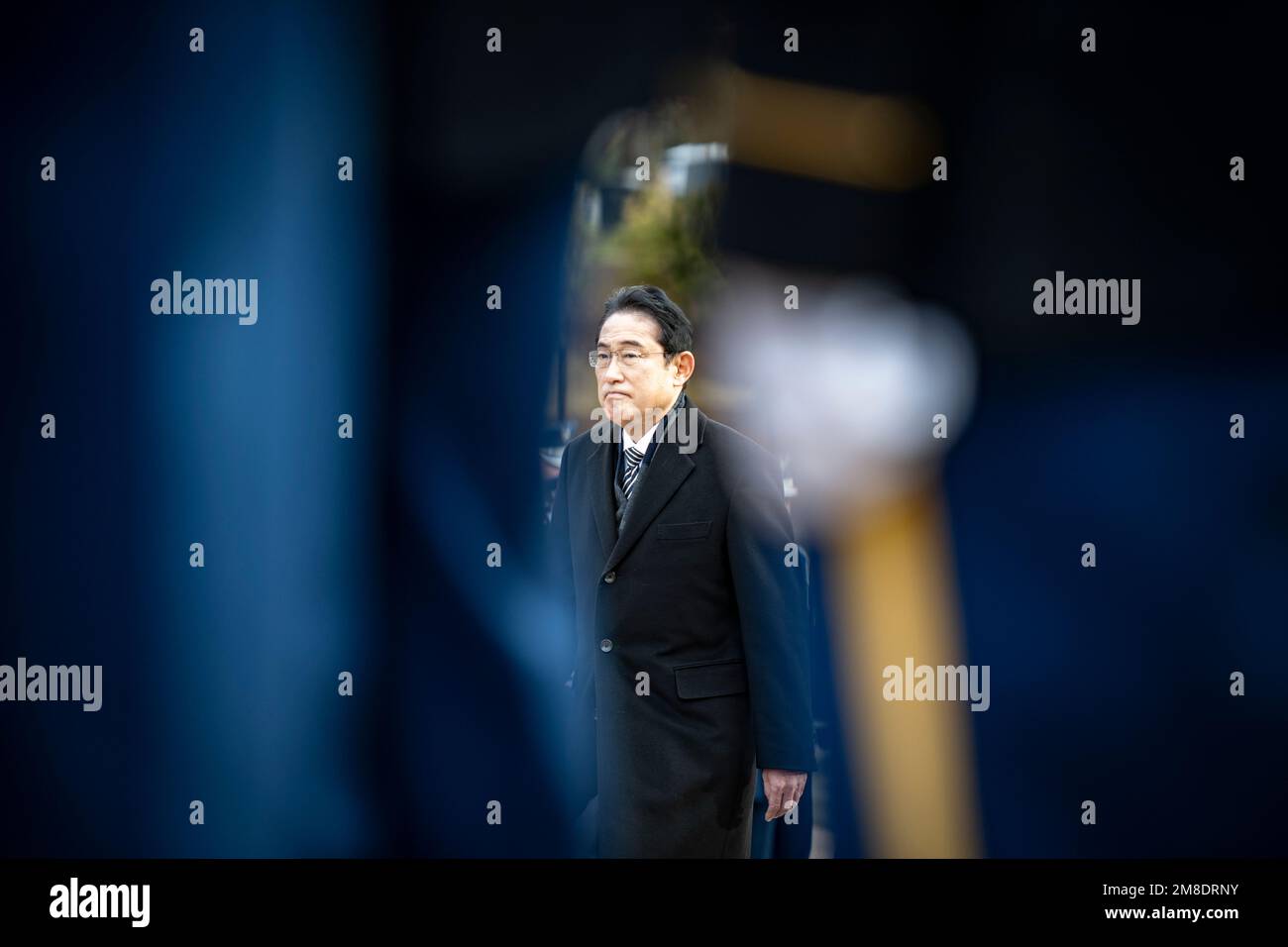 Arlington, Stati Uniti. 13th Jan, 2023. Arlington, Stati Uniti. 13 gennaio 2023. Il primo ministro giapponese Fumio Kishida, è in piedi per la cerimonia di deposizione della corona delle forze Armate nella Tomba del Milite Ignoto al cimitero nazionale di Arlington, 13 gennaio 2023 ad Arlington, Virginia, USA. Credit: Elizabeth Fraser/US Army/Alamy Live News Foto Stock