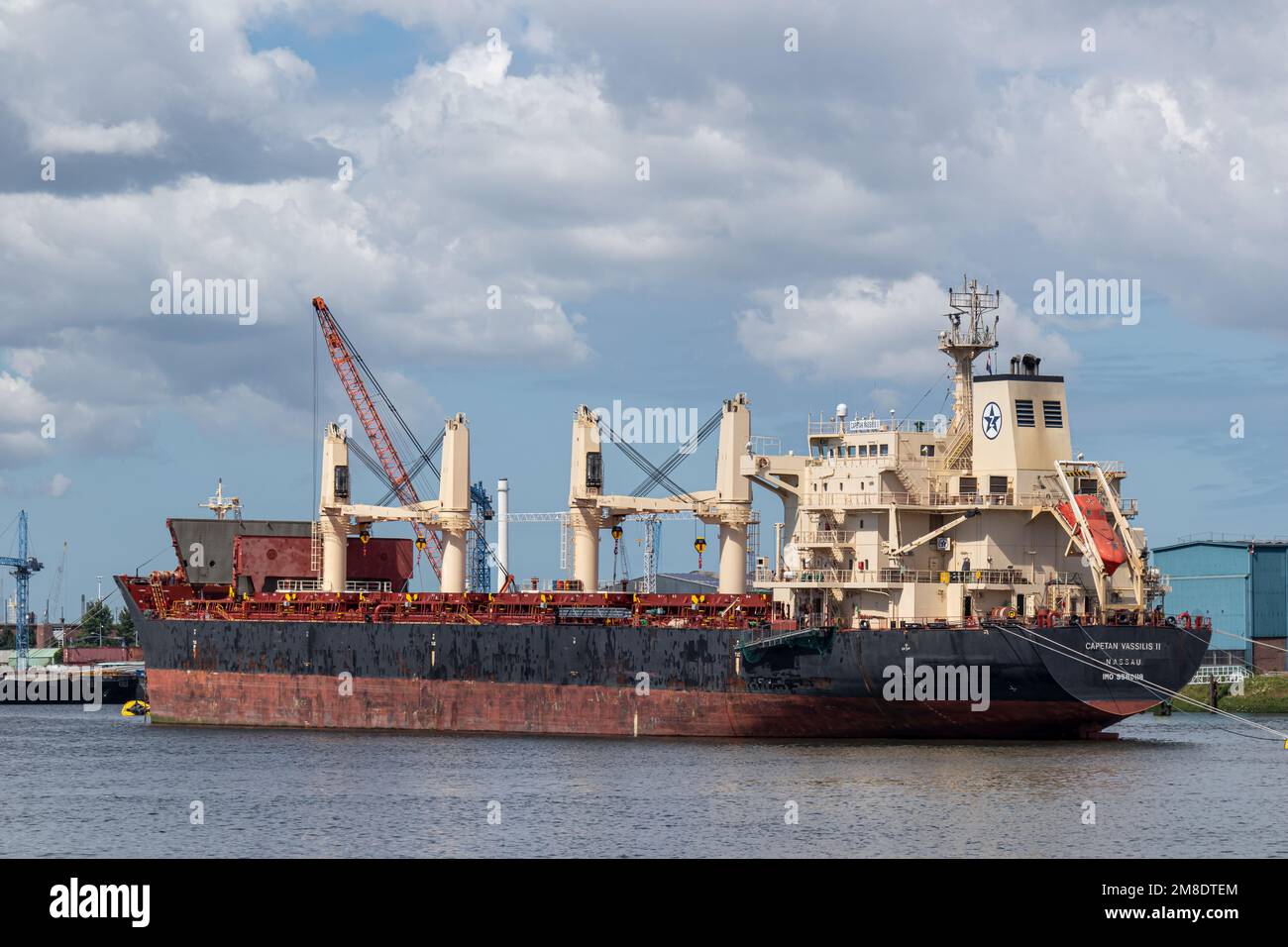 Porto di Rotterdam scena con la portarinfuse Capetan Vassilis II, Rotterdam, Sud Olanda, Paesi Bassi, Europa Foto Stock