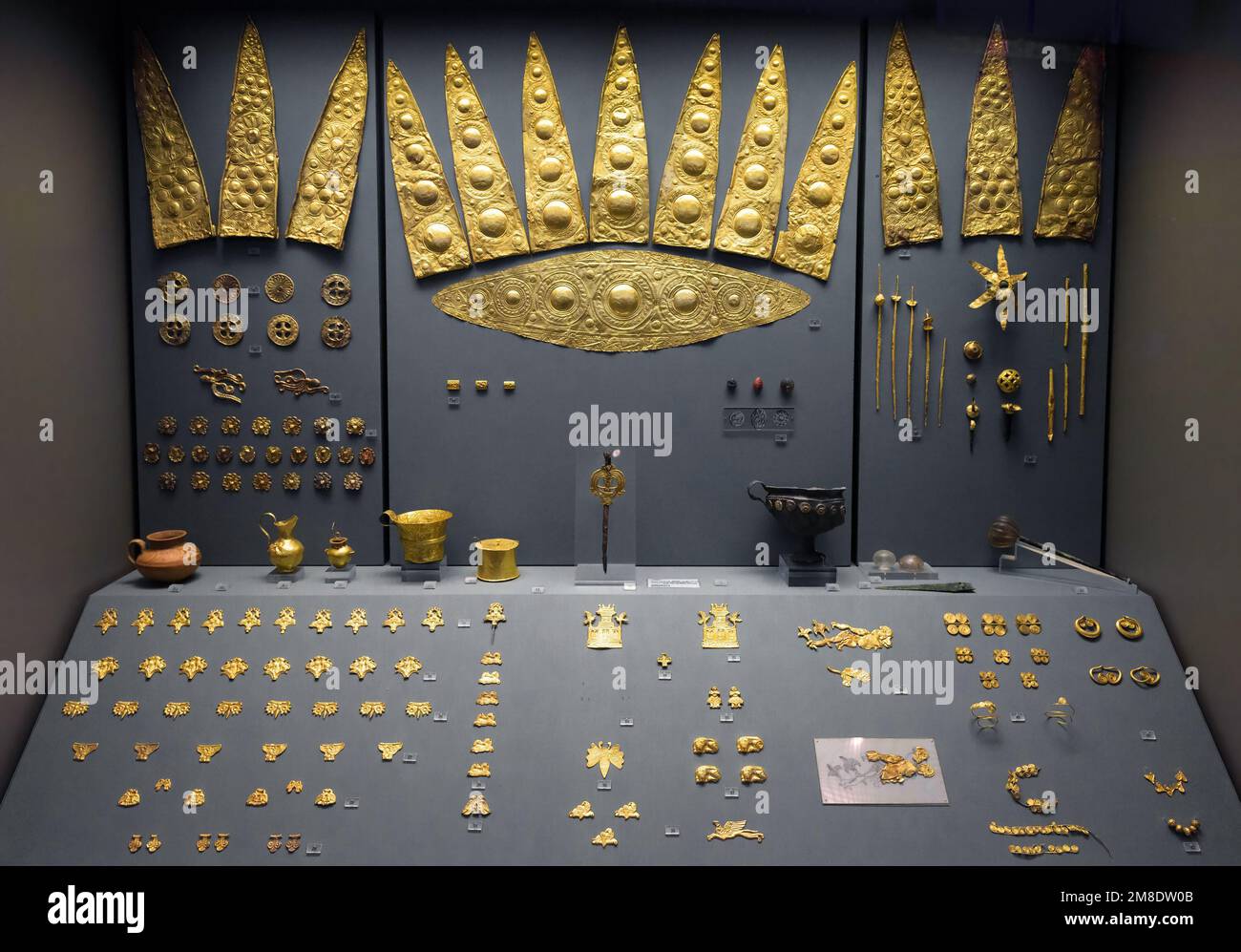 Manufatti d'oro, gioielli dell'antica Micene greca nel Museo Archeologico Nazionale di Atene, Grecia. Tema del tesoro, histo Foto Stock