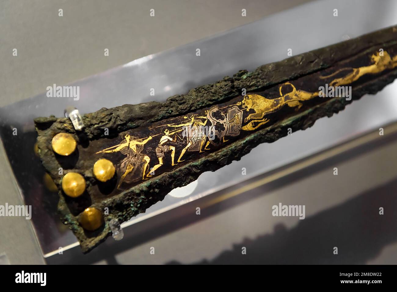 Atene - 7 maggio 2018: Spada di bronzo con intarsi d'oro, artefatto da Micene greco (Mykines) nel Museo Archeologico Nazionale di Atene, Grecia. Histor (Istor) Foto Stock