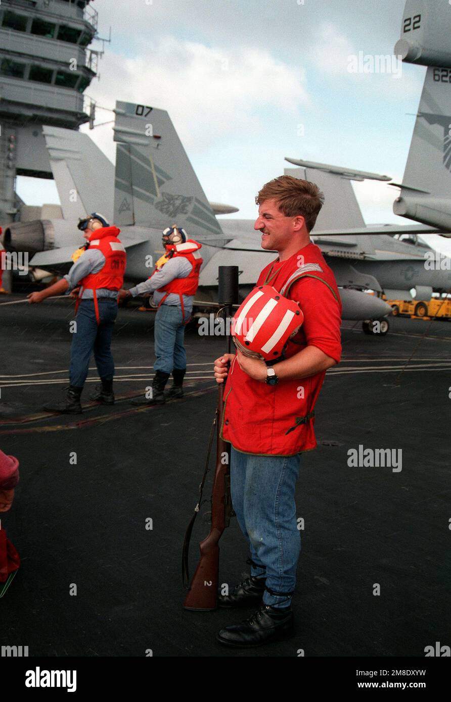 IL MARINAIO Darrel Bozung (Guns) Mate G (Guns) si allena con il suo fucile M-14, dotato di adattatore di lancio, dopo aver sparato una linea di tiro dalla portaerei nucleare USS ABRAHAM LINCOLN (CVN-72) alla fregata missilistica guidata USS DOYLE (FFG-39). Il LINCOLN e il DOYLE stanno conducendo operazioni di rifornimento in corso. Paese: Mar dei Caraibi Foto Stock