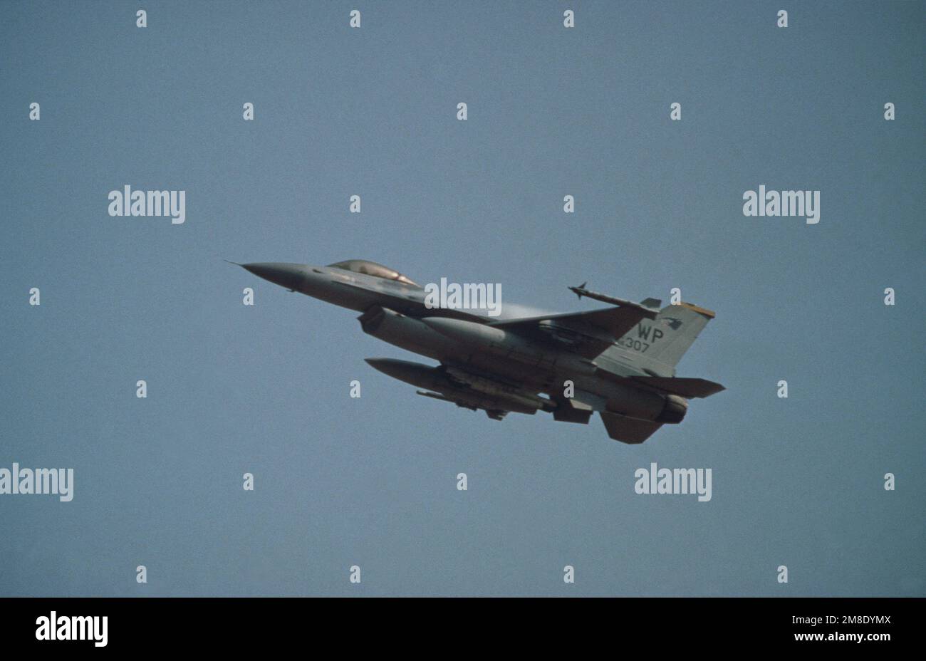 Un aereo da combattimento tattico 8th Wing F-16C Fighting Falcon spara il suo cannone M-61A120 mm ad un bersaglio sulla gamma di bombardamenti Koon-Ni durante il team congiunto sudcoreano/Stati Uniti di esercizio SPIRITO '89. Soggetto operativo/Serie: TEAM SPIRIT '89 Paese: Repubblica di Corea (KOR) Foto Stock
