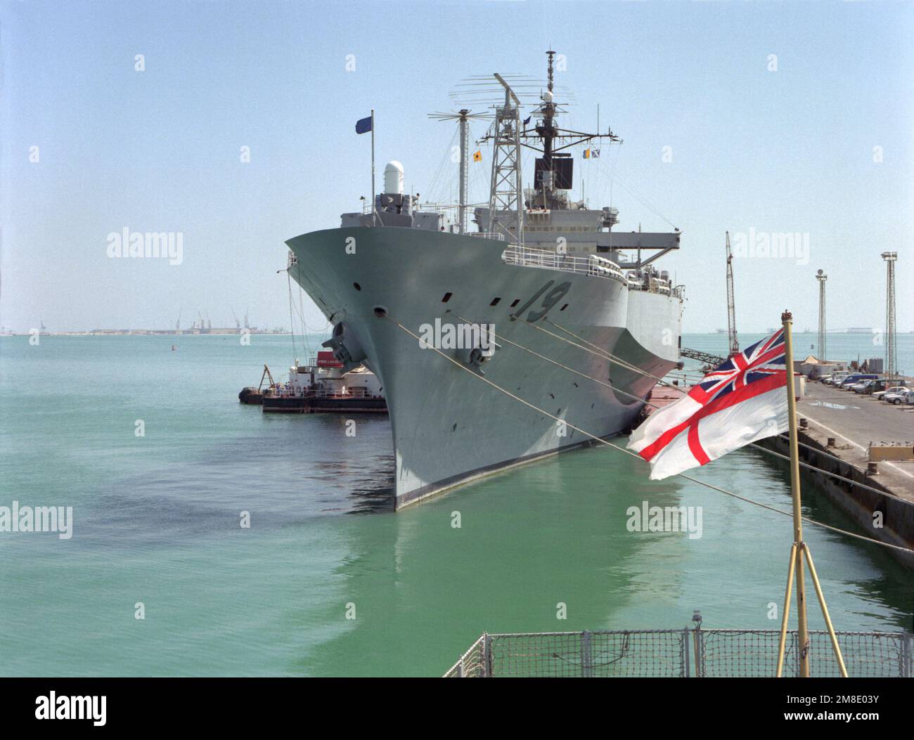 Una vista di prua del porto della nave di comando anfibia USS BLUE RIDGE (LCC-19) ormeggiata sul pierside. La CRESTA BLU, permanentemente schierata in avanti da agosto dal suo homeport a Yokosuku, Giappone, è COMSEVENTHFLT e sta anche servendo come ammiraglia COMUSNAVCENT. Subject Operation/Series: Desert Shield base: Manama Paese: Bahrain (BHR) Foto Stock