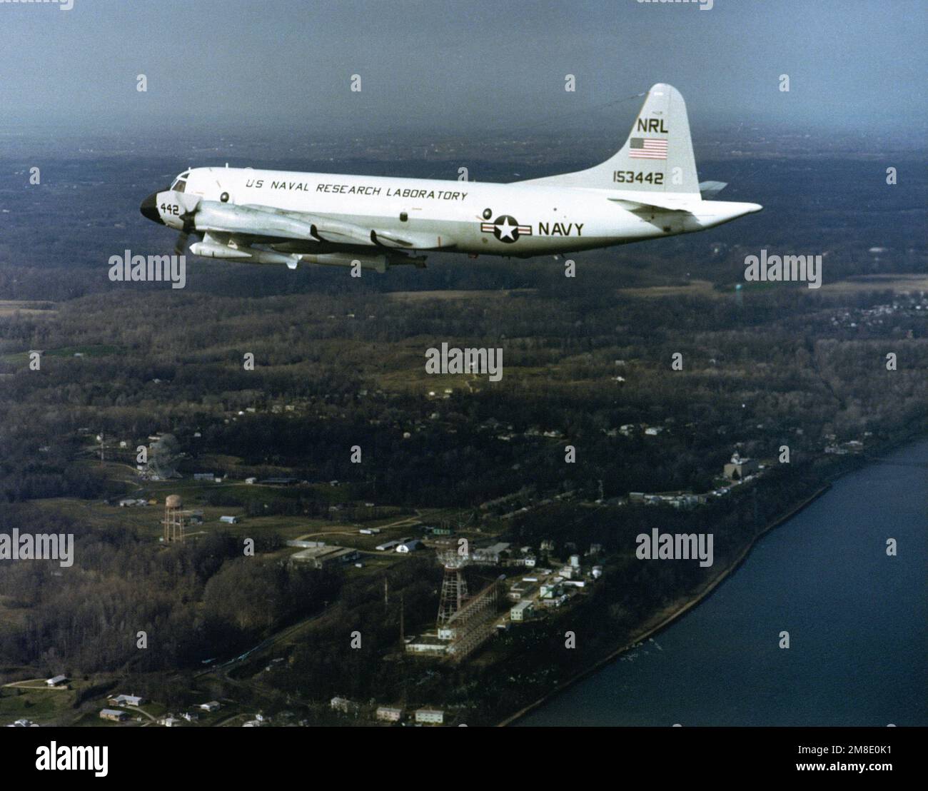 Un aereo P-3B Orion assegnato al laboratorio Navale di Ricerca passa sopra la baia di Chesapeake durante la prova. Paese: Sconosciuto Foto Stock
