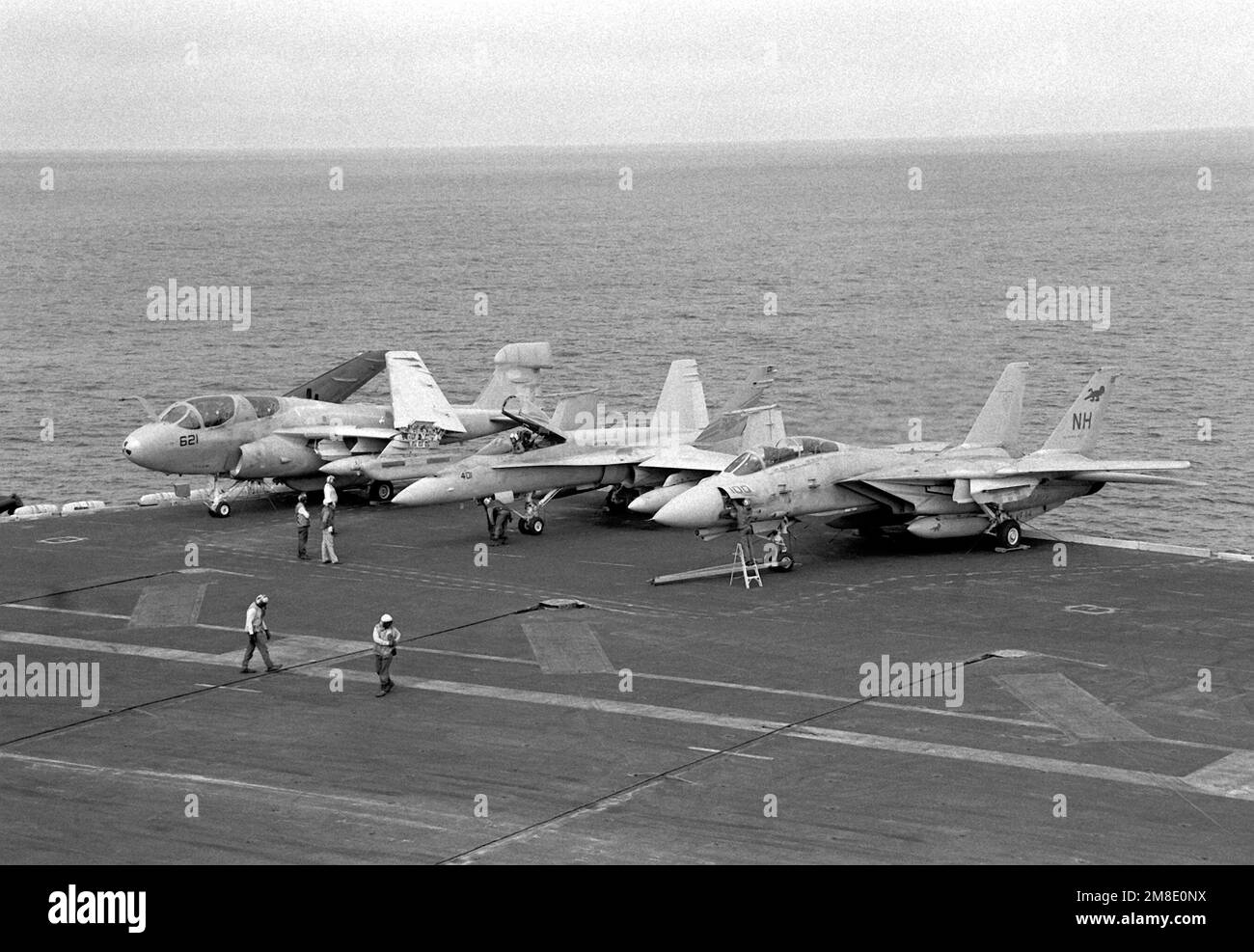 Uno Squadrone tattico di guerra elettronica 135 (VAQ-135) EA-6B aereo Prowler, uno Strike Fighter Squadron 305 (VFA-305) F/A-18 aereo Hornet della Naval Air Reserve, e un Fighter Squadron 114 (VF-114) F-14A Tomcat aereo stand sul ponte di volo della portaerei nucleare USS ABRAHAM LINCOLN (CVN-72). Paese: Oceano Atlantico (AOC) Foto Stock