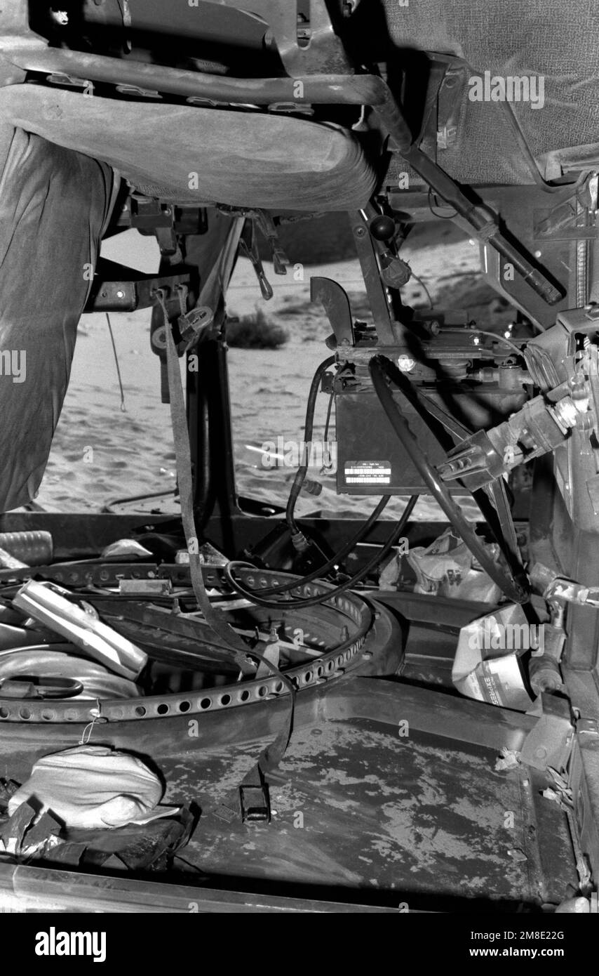 Interno ribaltato M998 High-Mobility Multipurpose Wheeled Vehicle (HMMWV), sedile di guida. Paese: Arabia Saudita (SAU) Foto Stock