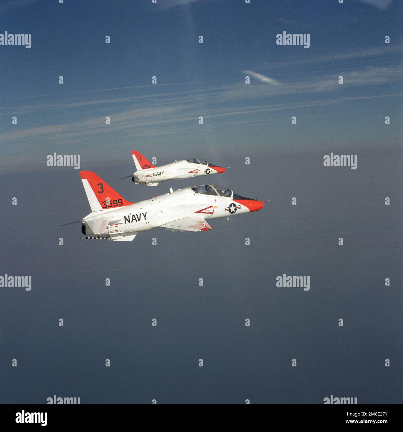 Due aerei T-45A Goshawk volano in formazione durante un volo di prova dal Naval Air Test Center, Patuxent River, Maryland. Paese: Chesapeake Bay Foto Stock