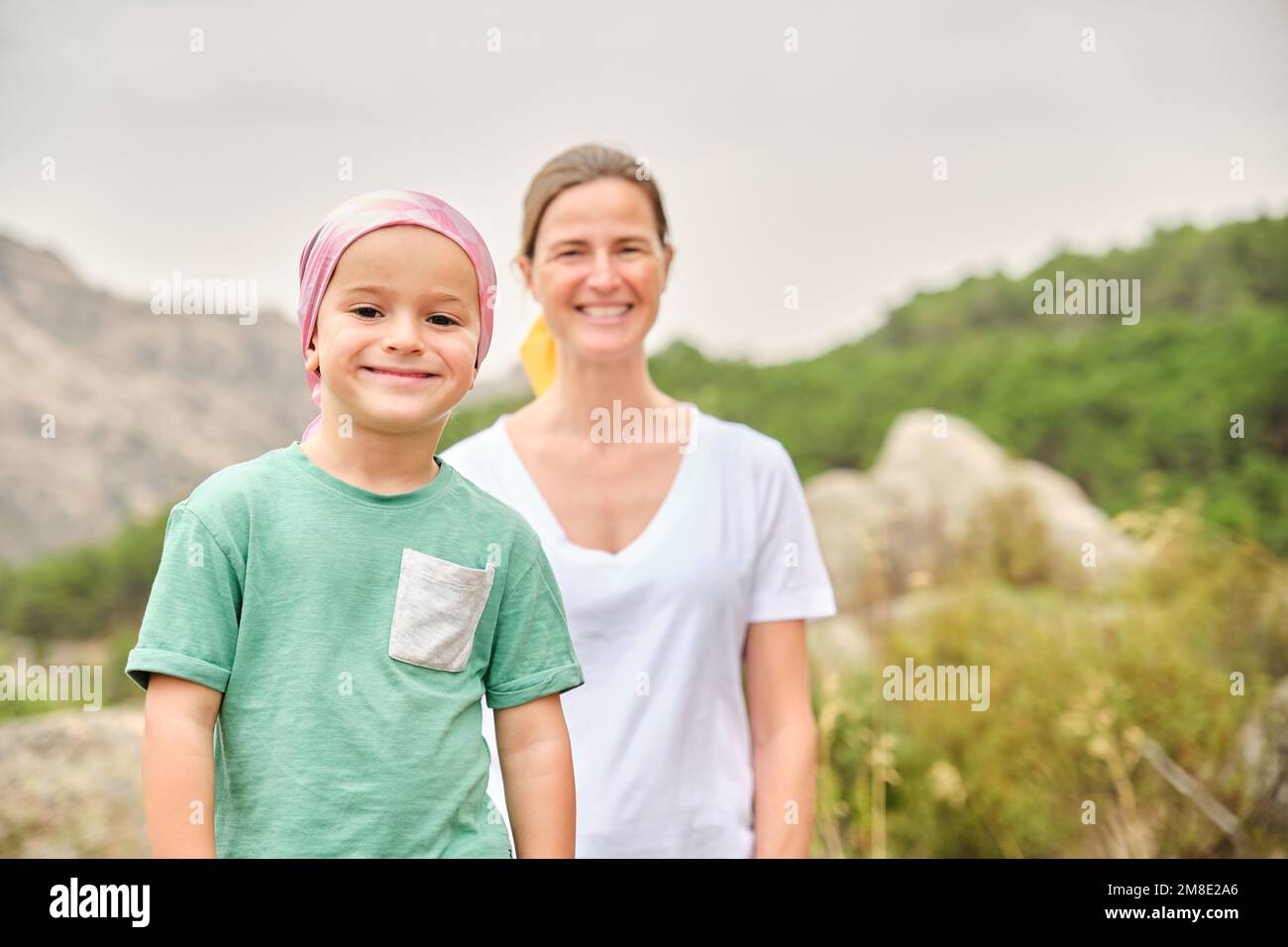 Bambino in natura con l'infermiera. Il bambino indossa una sciarpa rosa sulla testa. Foto Stock