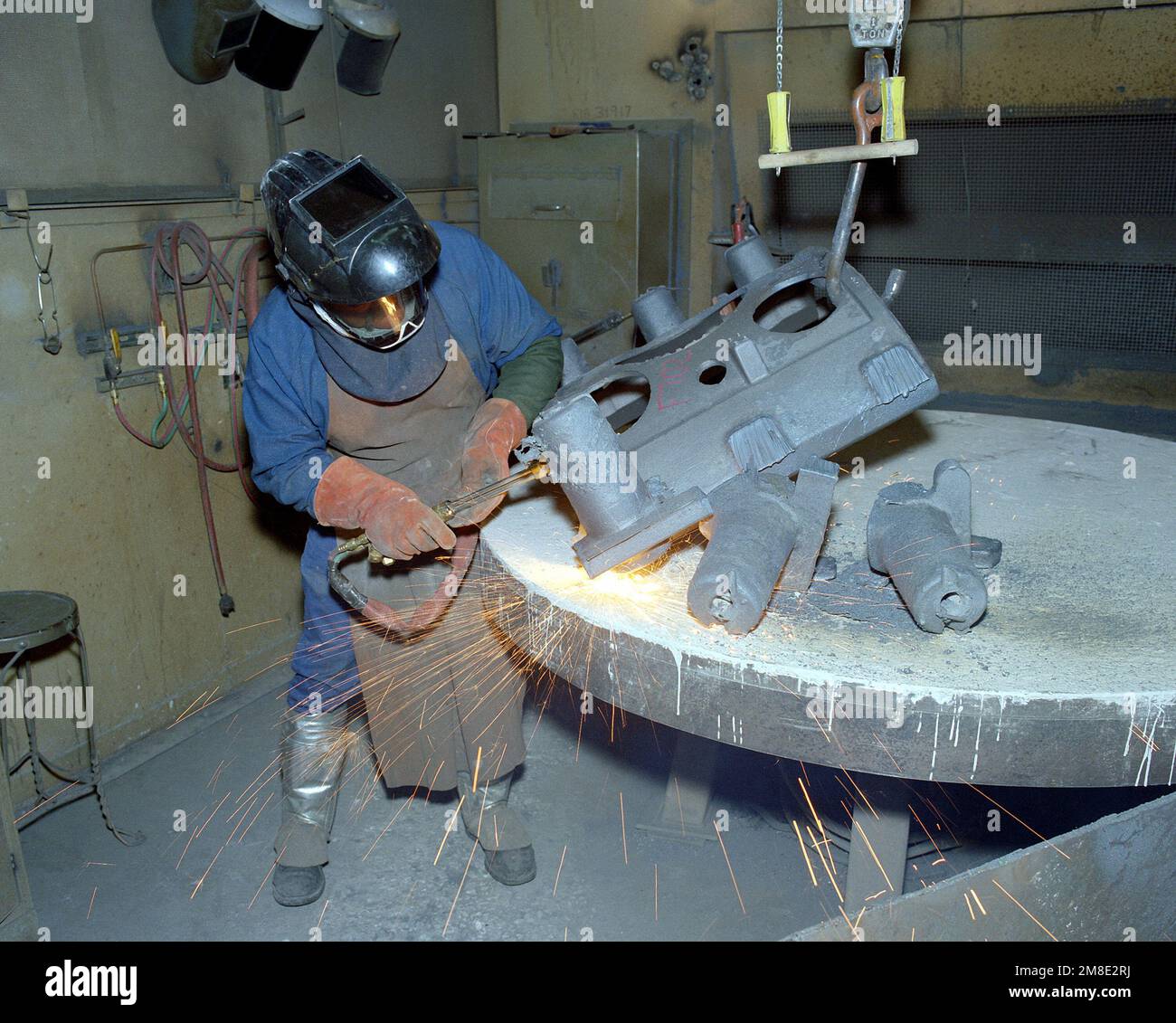 Dean Dawson, un dipendente civile, utilizza una torcia da taglio per rimuovere i getti da un sottogruppo di un howitzer M-198 155mm. Base: Rock Island Arsenal Stato: Illinois (il) Nazione: Stati Uniti d'America (USA) Foto Stock