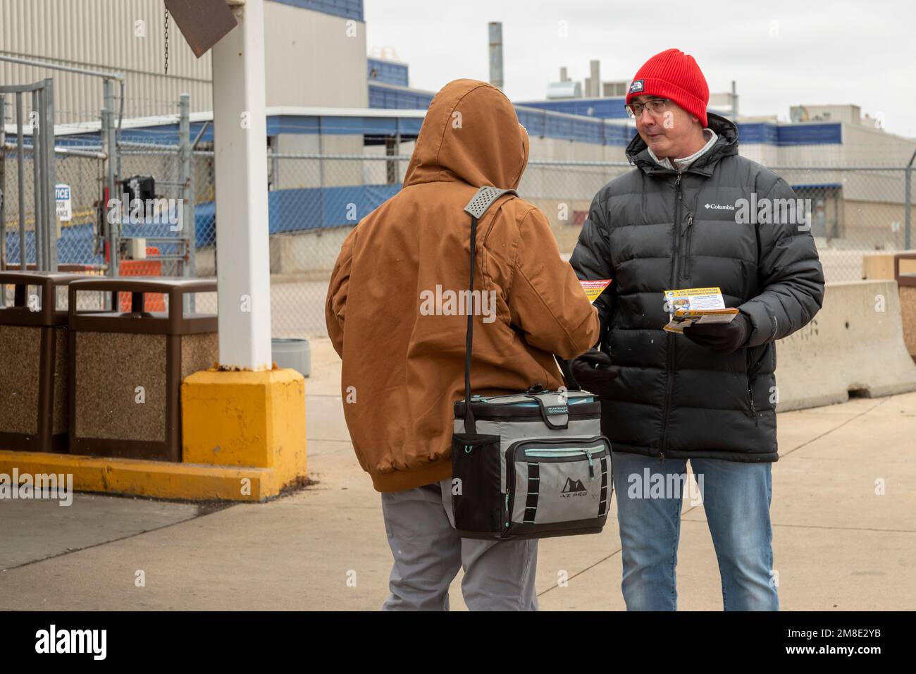 Saline, Michigan, USA. 13th Jan, 2023. Shawn Fain (cappello arancione), il candidato di riforma per il presidente del sindacato Unito dei lavoratori dell'automobile, parla i membri di UAW che arrivano per lavoro a Faurecia, un fornitore di parti di automobile. Fain sta correndo contro Ray Curry. Le schede saranno conteggiate alla fine di febbraio. Credit: Jim West/Alamy Live News Foto Stock