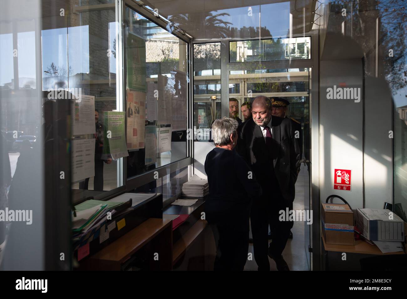 Grasse, Francia. 13th Jan, 2023. Eric Dupond-Moretti è visto saluto personale di accoglienza durante la sua visita al tribunale di Grasse. Il ministro francese della Giustizia Eric Dupond-Moretti visita la Corte di Grasse, pioniere nella nuova politica di accelerazione delle decisioni giudiziarie attraverso una composizione amichevole. (Foto di Laurent Coust/SOPA Images/Sipa USA) Credit: Sipa USA/Alamy Live News Foto Stock