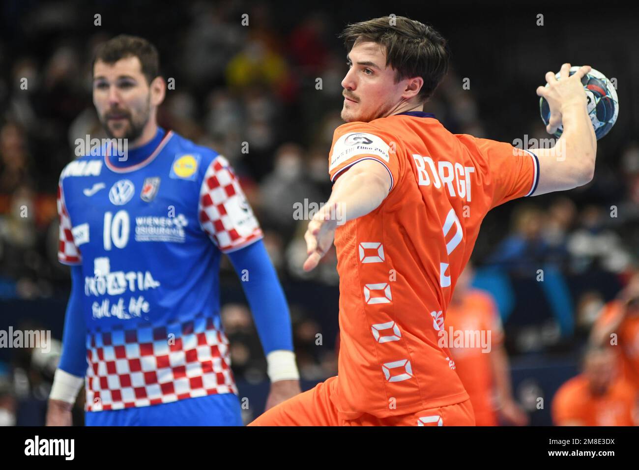 Florent Bourget (Paesi Bassi) punizione sparata contro la Croazia. EHF Euro 2022. Round principale Foto Stock